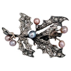 Spilla vittoriana in oro 14 carati con diamante taglio rosa e perle colorate con foglie di agrifoglio