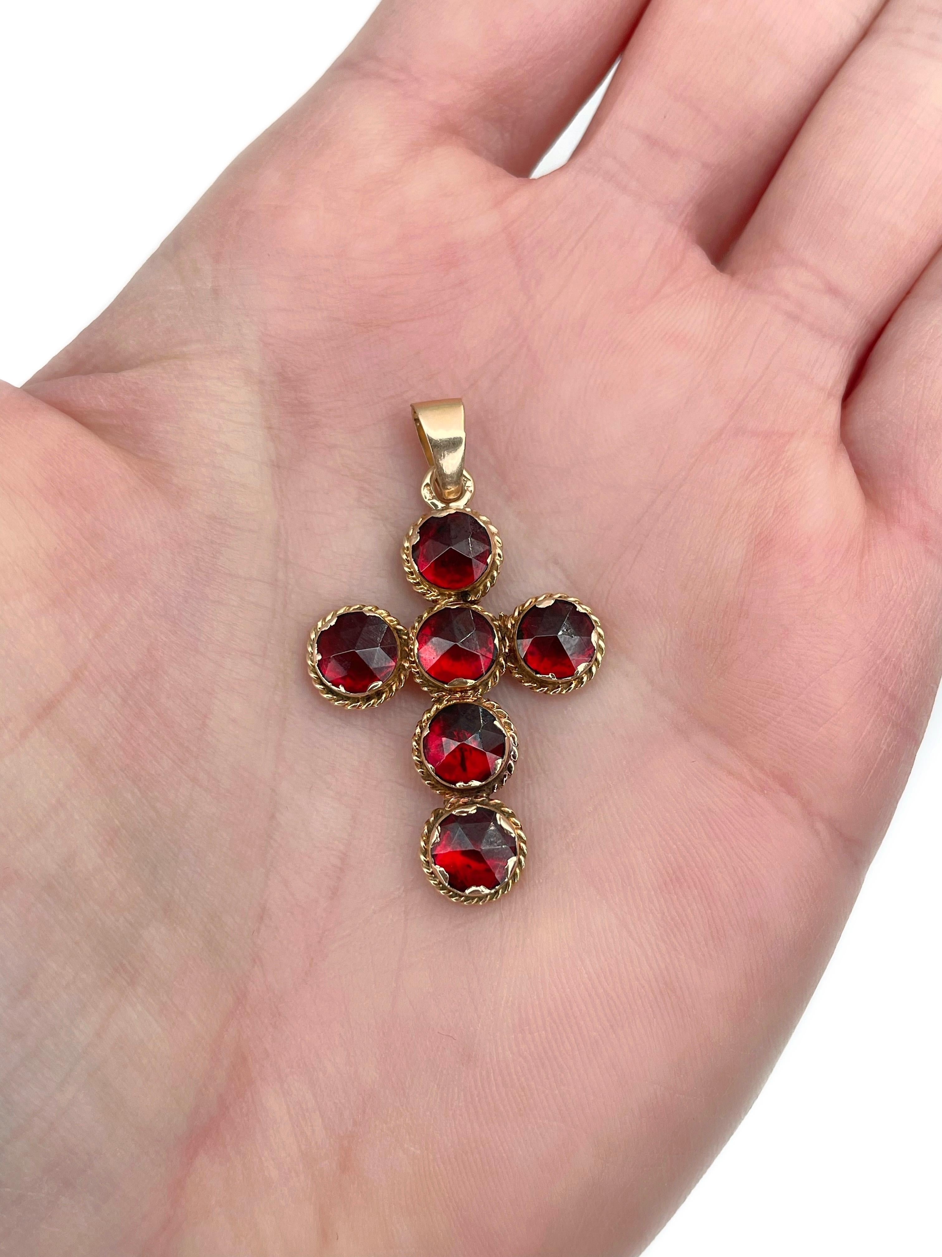 Il s'agit d'un magnifique pendentif en forme de croix victorienne. Il est réalisé en or 14K. La pièce présente de magnifiques grenats rouges taillés en rose. 
 
Circa 1880

Poids : 3.45g
Taille : 4x2.3cm

IMPORTANT : En tant qu'acheteur, vous êtes