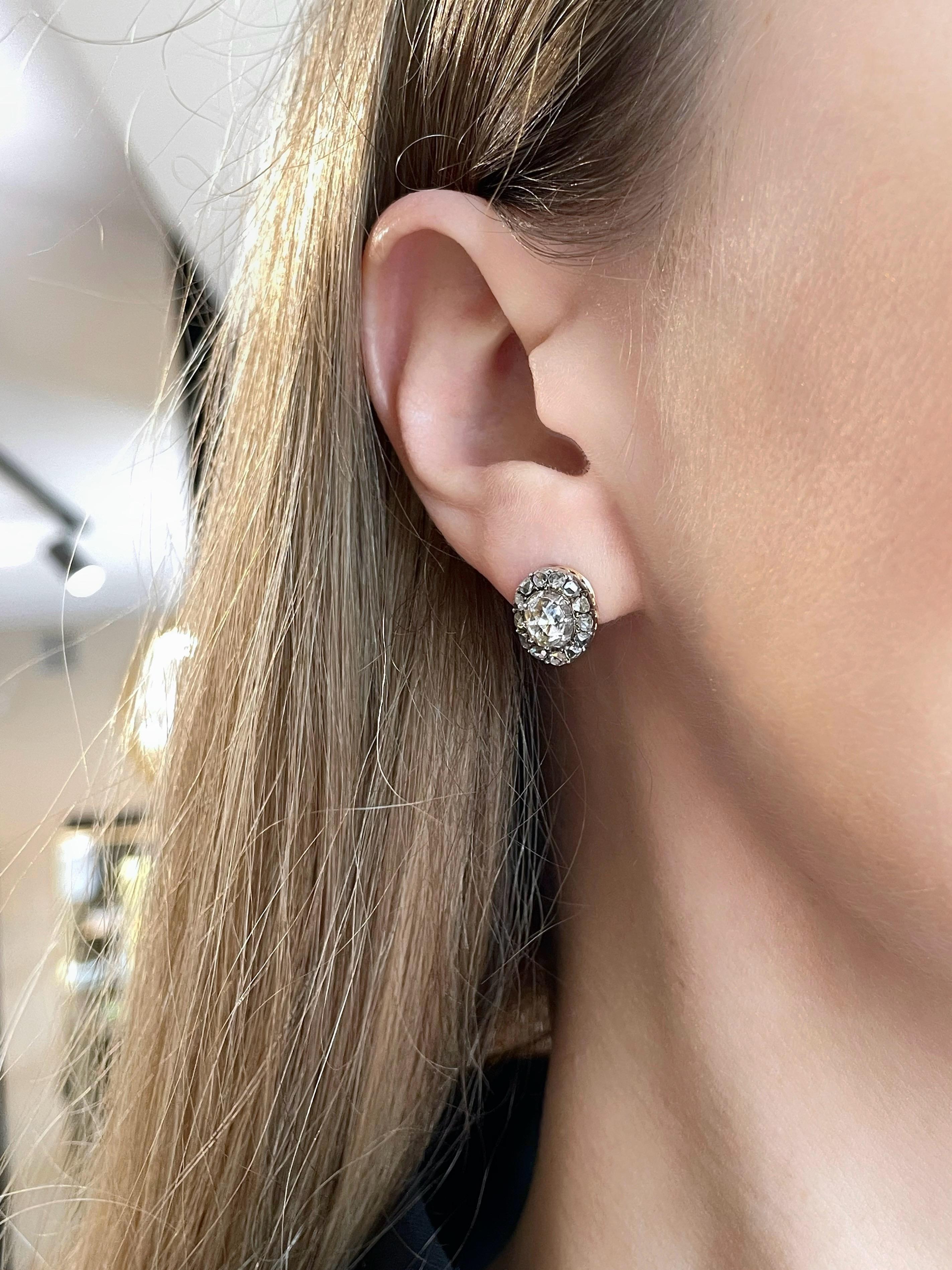 Il s'agit d'une paire de boucles d'oreilles victoriennes en or 14K et argent 925. Date d'environ 1890.

La pièce comporte des diamants (TW 1.75ct) :
- 2 taille rose, TW 1.00ct, TW, SI2-P1
- 26 taille rose, TW 0.75ct, RW-STW, VS-SI

Poids : 4,68
