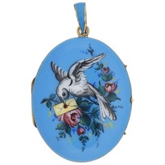 Pendentif médaillon victorien 14 carats émaillé et peint à la main « Bird and Love Letter » ( Lettre d'amour et d'une naissance)