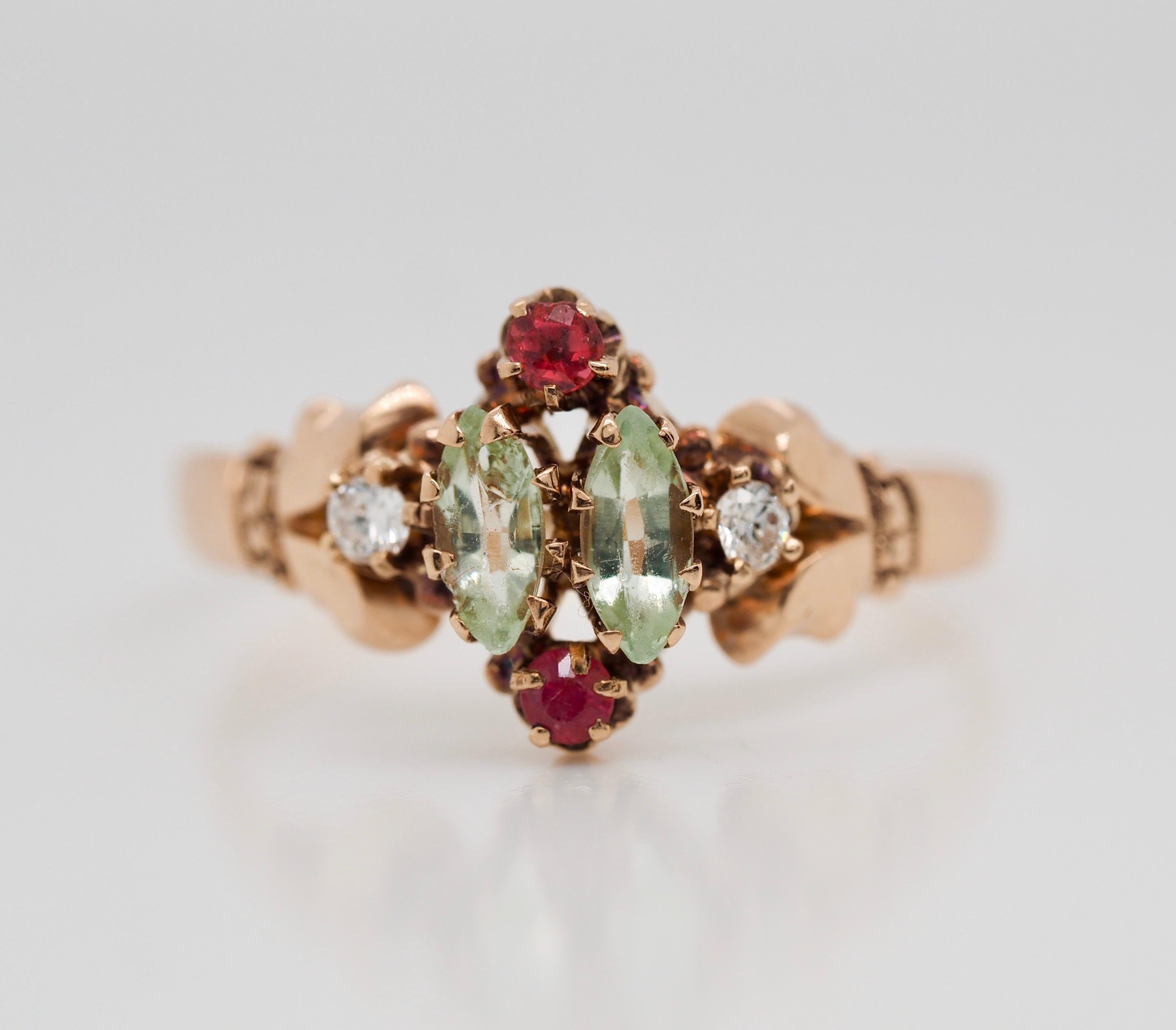 Anello vittoriano in oro rosa 14 carati con quattro pietre di vetro rotonde e marquise incastonate, accentuate da due diamanti rotondi del peso di circa  0,04 carati di peso totale di diamanti. L'anello si assottiglia da 10,07 a 1,87 mm.   Taglia
