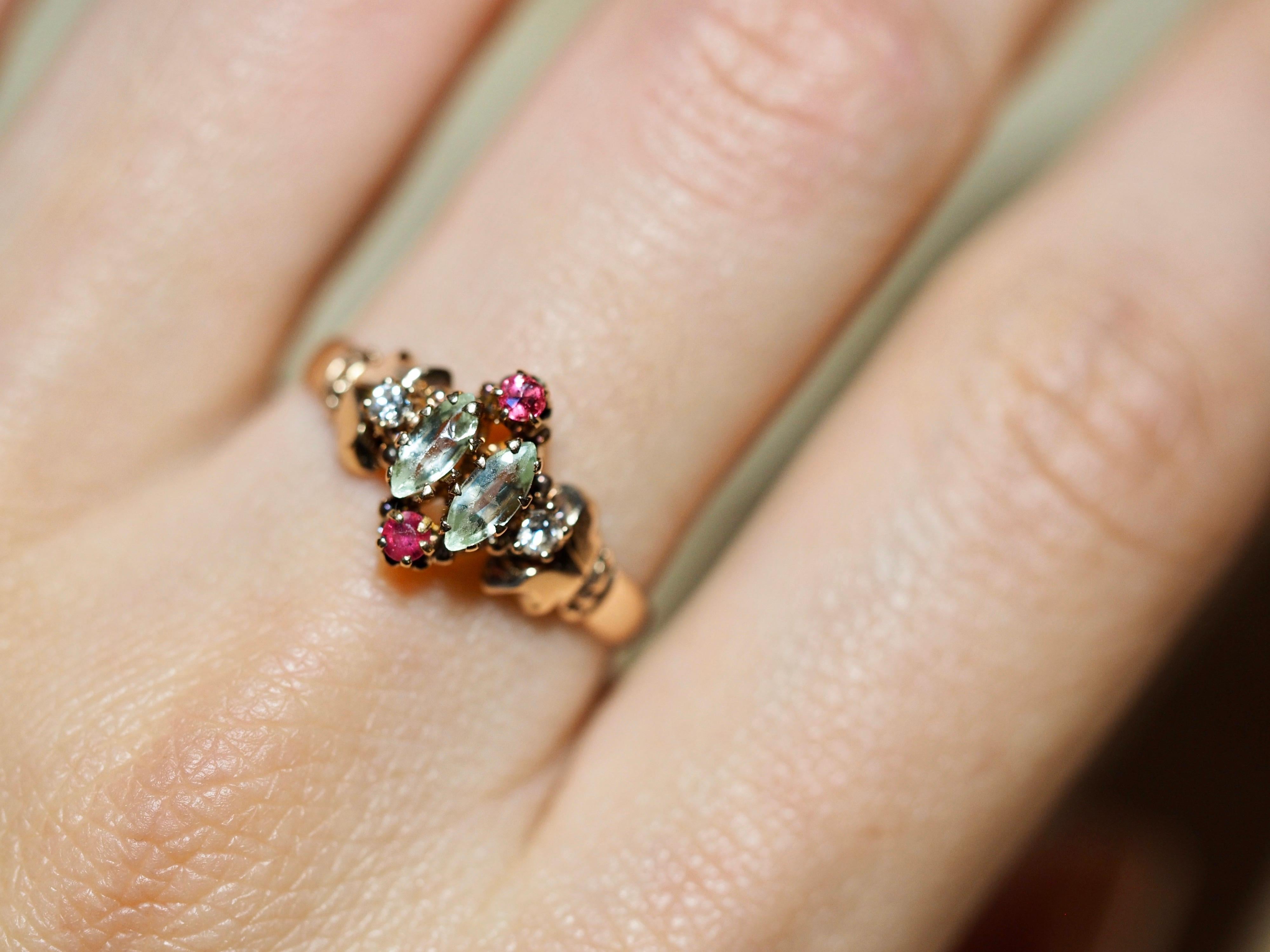 Taglio rotondo Anello vittoriano in oro rosa 14 carati con diamante e vetro in vendita