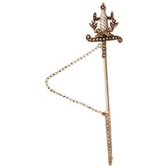 Viktorianische 14 Karat Rose Gold Seed Pearl und Emaille Schwert Jabot Pin