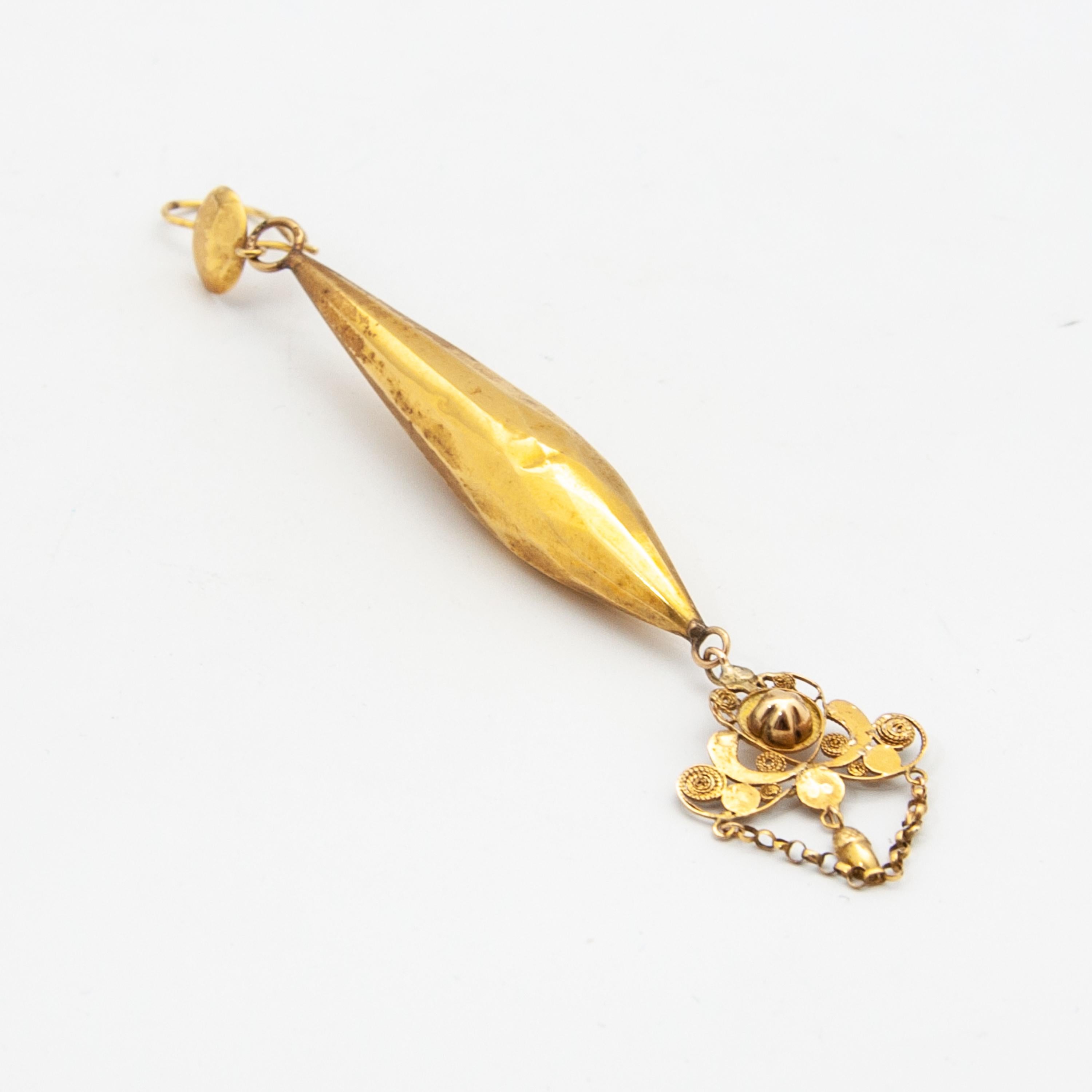 This antique earring is made in the 19th century and created in 14 karat yellow gold. These kind of earrings were worn by woman from the province of North-Brabant in 19th century. The bottom of the earring has a fine cannetille work design with an