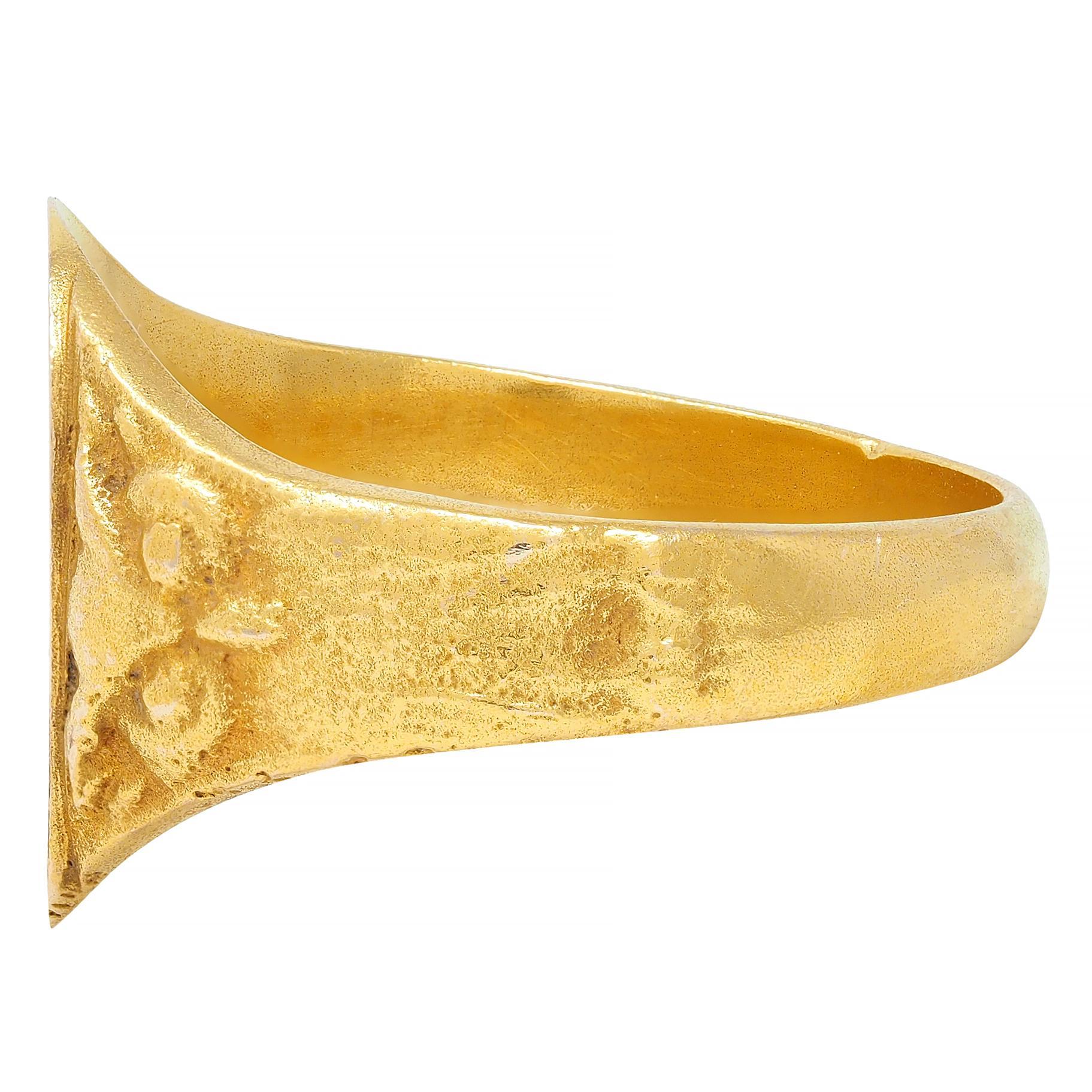 Victorian 14 Karat Yellow Gold Owl Antique Unsiex Bird Animal Signet Ring For Sale 2