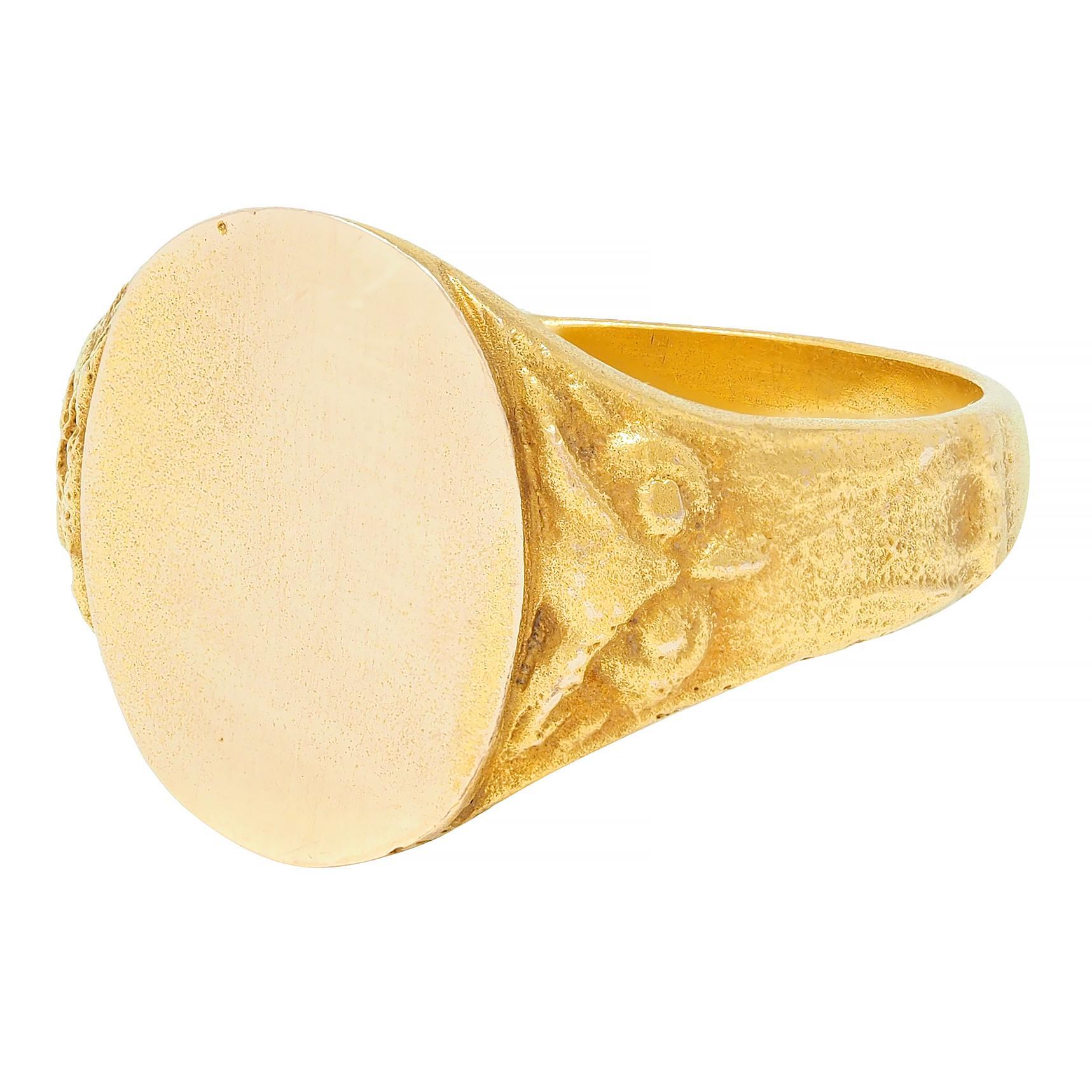 Victorian 14 Karat Yellow Gold Owl Antique Unsiex Bird Animal Signet Ring For Sale 3