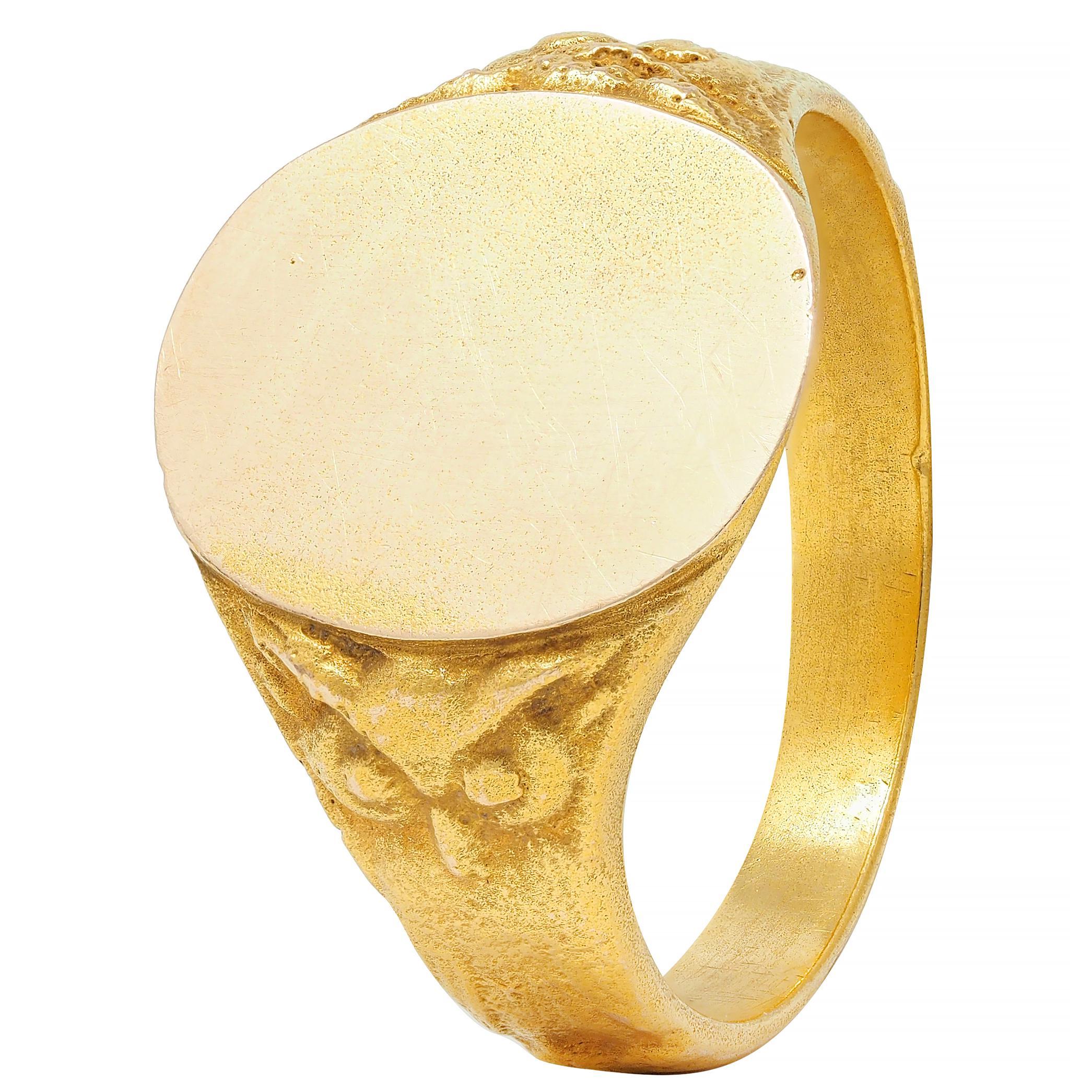 Victorian 14 Karat Yellow Gold Owl Antique Unsiex Bird Animal Signet Ring For Sale 4