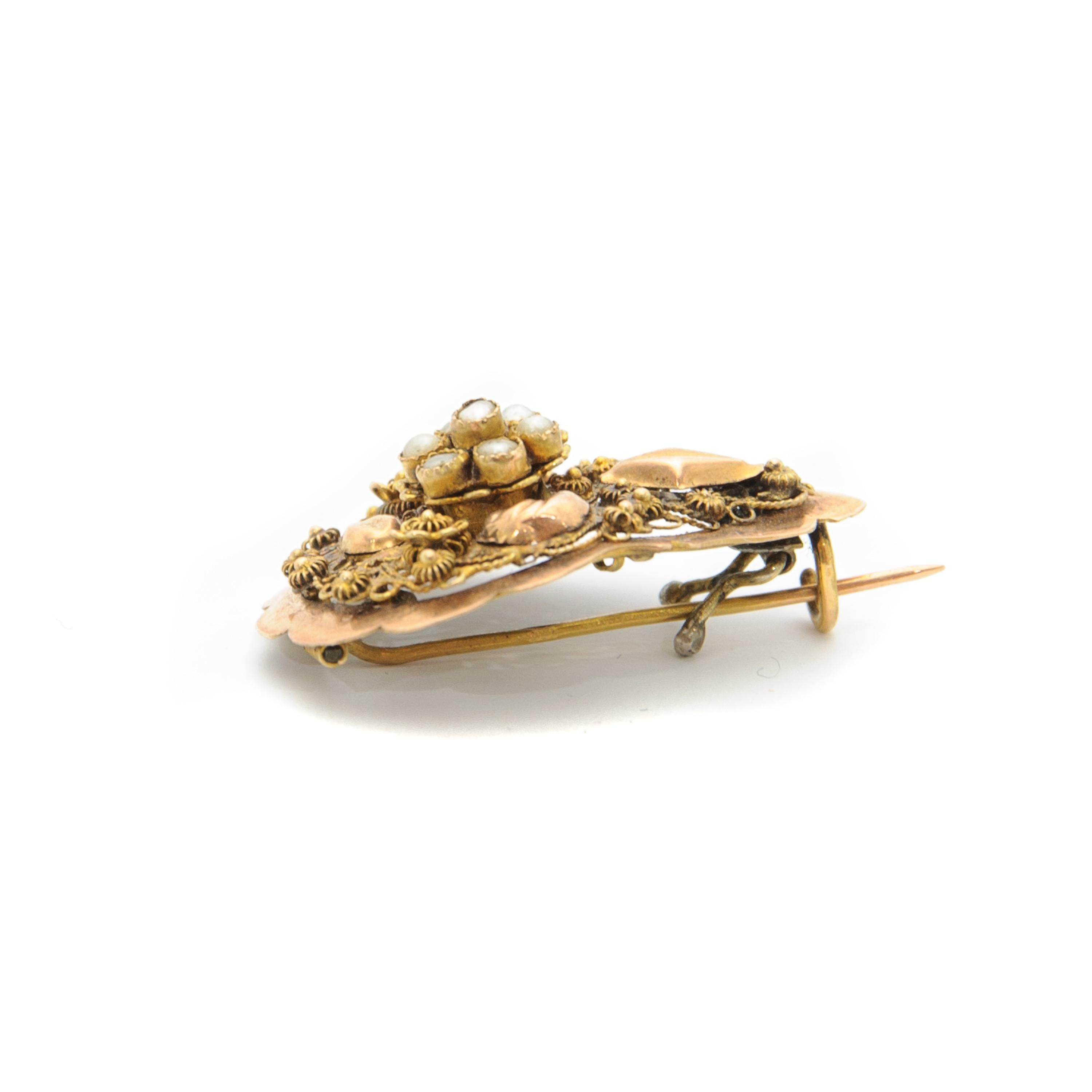 Broche ancienne en or, cannetille et perles naturelles Bon état - En vente à Rotterdam, NL
