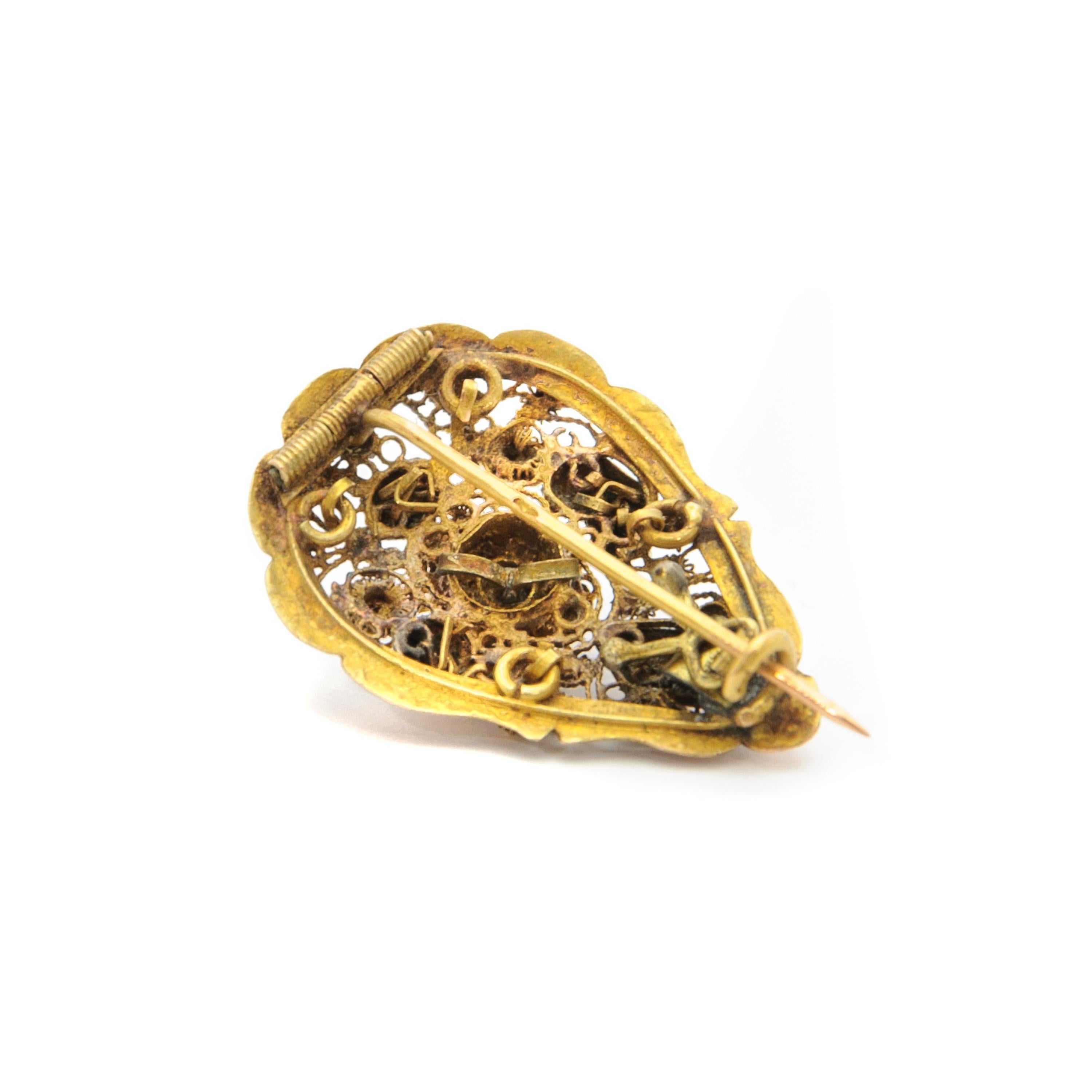 Broche ancienne en or, cannetille et perles naturelles Pour femmes en vente