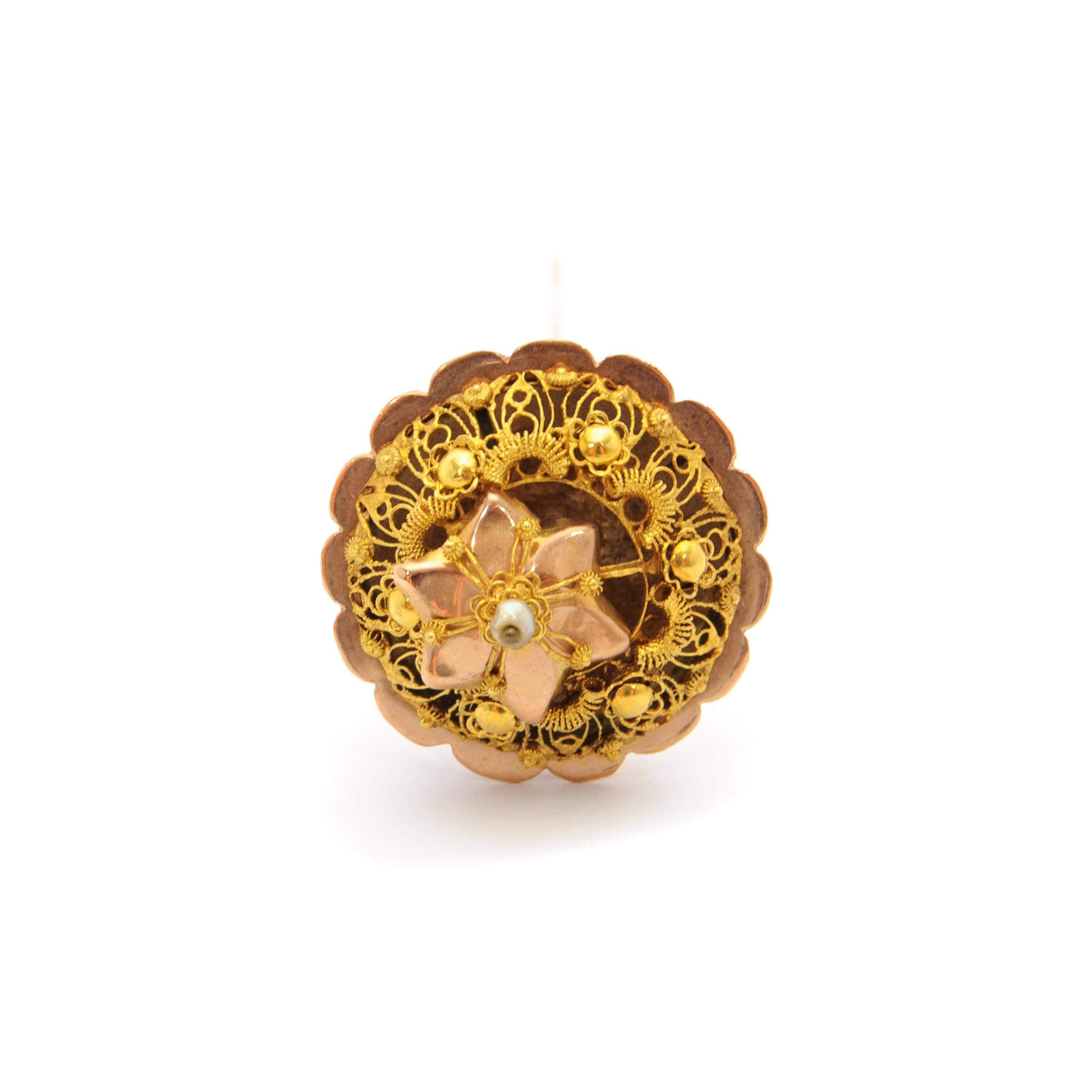 An antique 19th century 14 karat yellow gold stick pin set with seed pearls. This handcrafted stick pin is made of fine cannetille work and filigree, which is applied on top of this gold pin. The filigree and cannetille work are skillfully