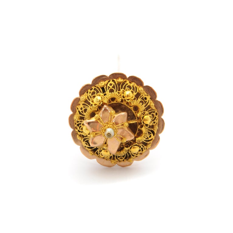 A Victorian 14 karat yellow gold stick pin set with seed pearls. This handcrafted stick pin is made of fine cannetille and filigree, which is applied on top of this gold pin. The filigree and cannetille work is skillfully handcrafted and gives the