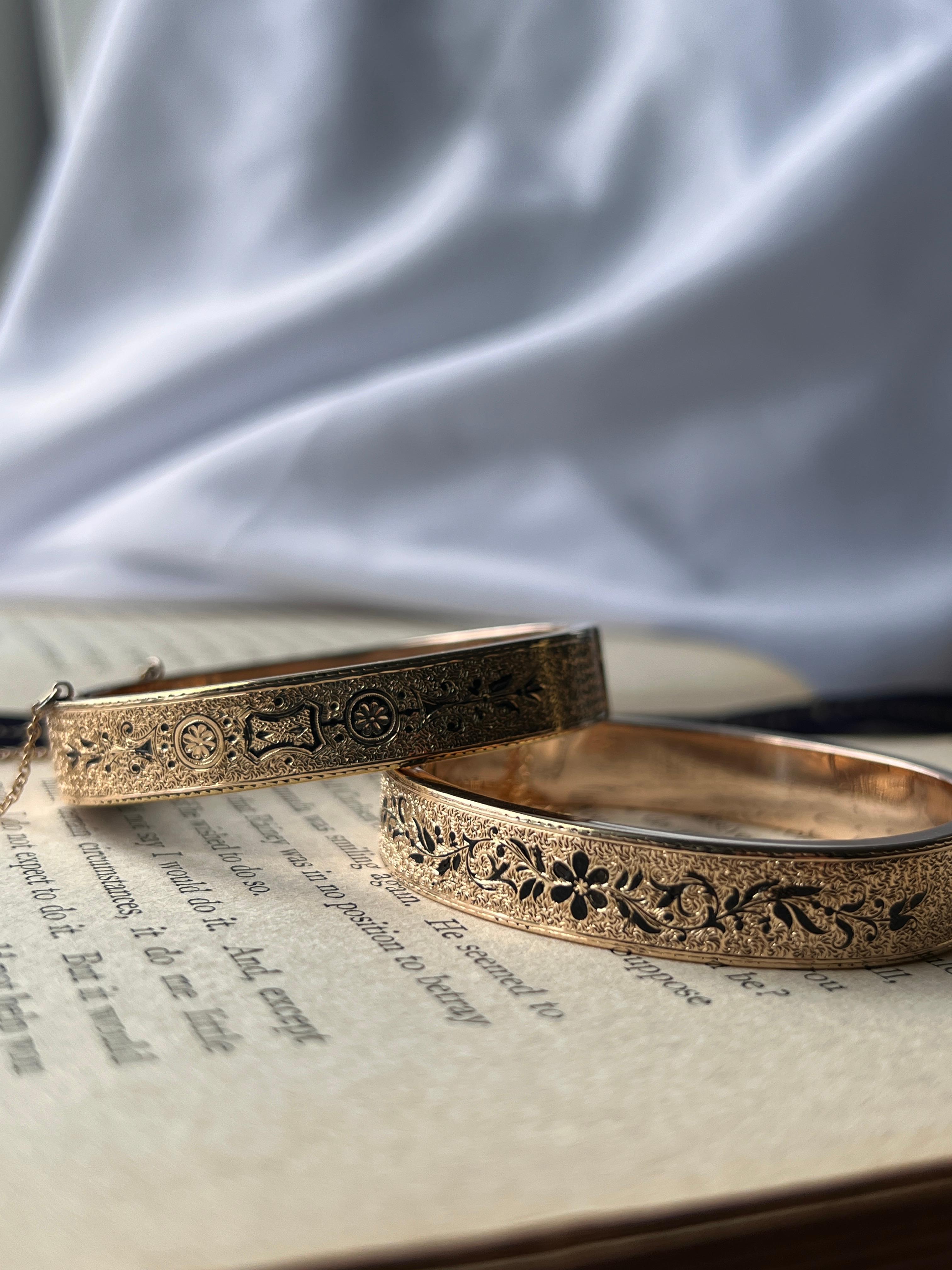 Pulseras de boda victorianas de oro amarillo de 14 quilates Taille D'Épargne Victoriano en venta