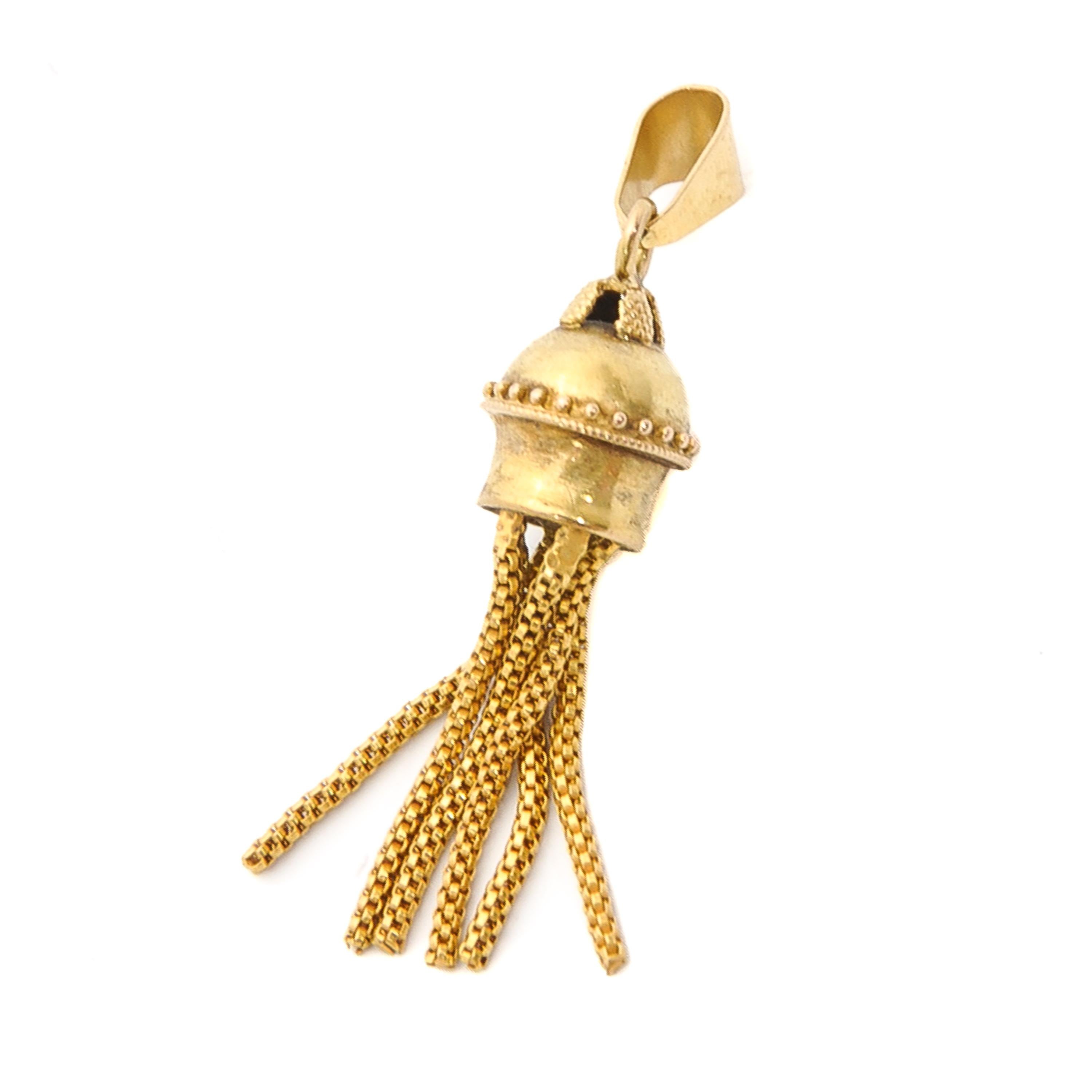 This antique 14 karat yellow gold pendant features six tassels below the top, also called a 'foxtail'. At the top of the pendant the gold is decorated with fine granulation. Lovely piece.

The gold has the purity hallmark
Stamped: 14k
Length: 3.8 cm