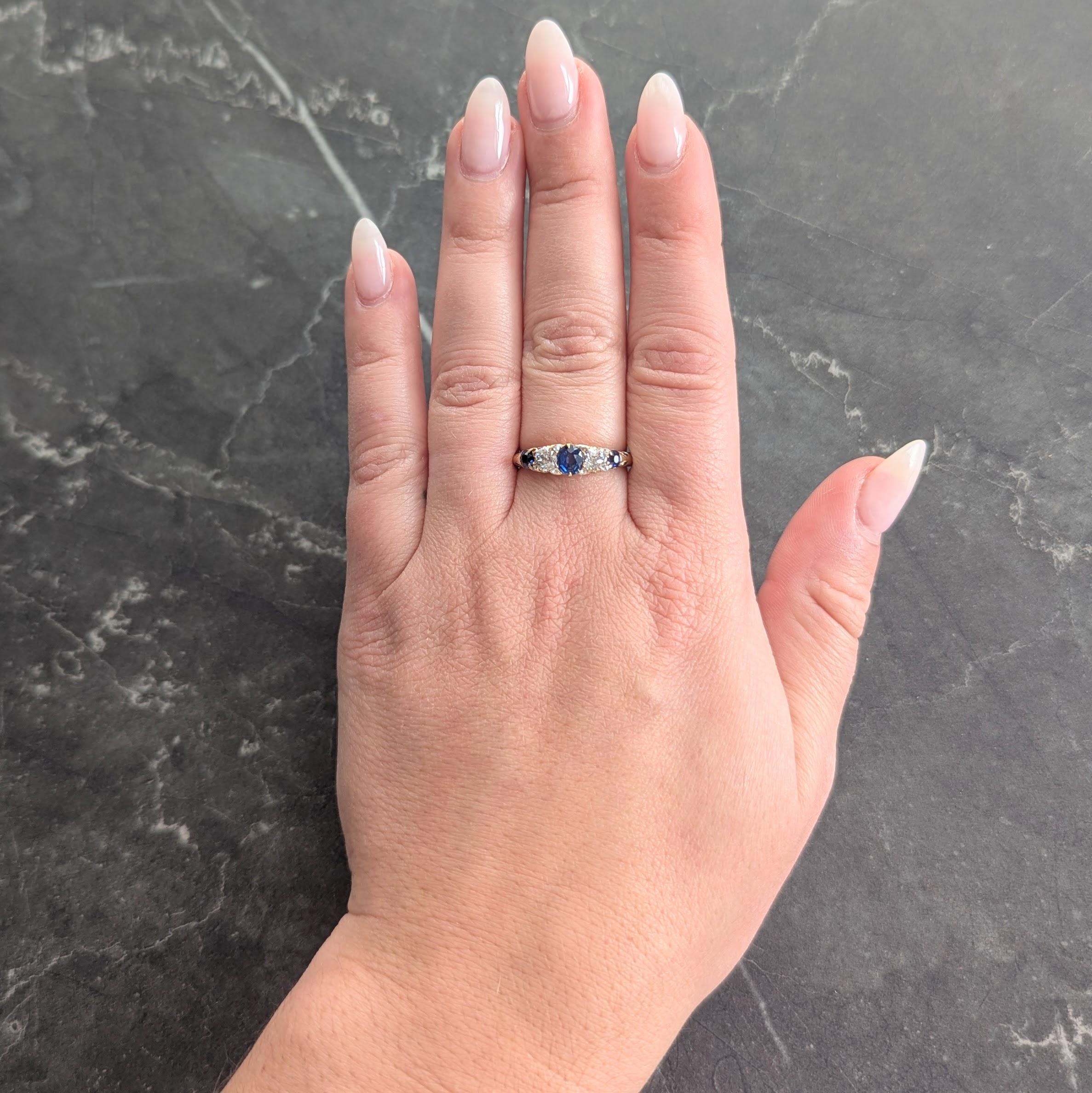 Trois saphirs de taille coussin sont sertis d'est en ouest.
D'un poids total d'environ 0,80 carat - bleu moyen
Alternance de diamants de taille européenne ancienne en serti clos
D'un poids total d'environ 0,50 carat
Couleur J et pureté VS2 à