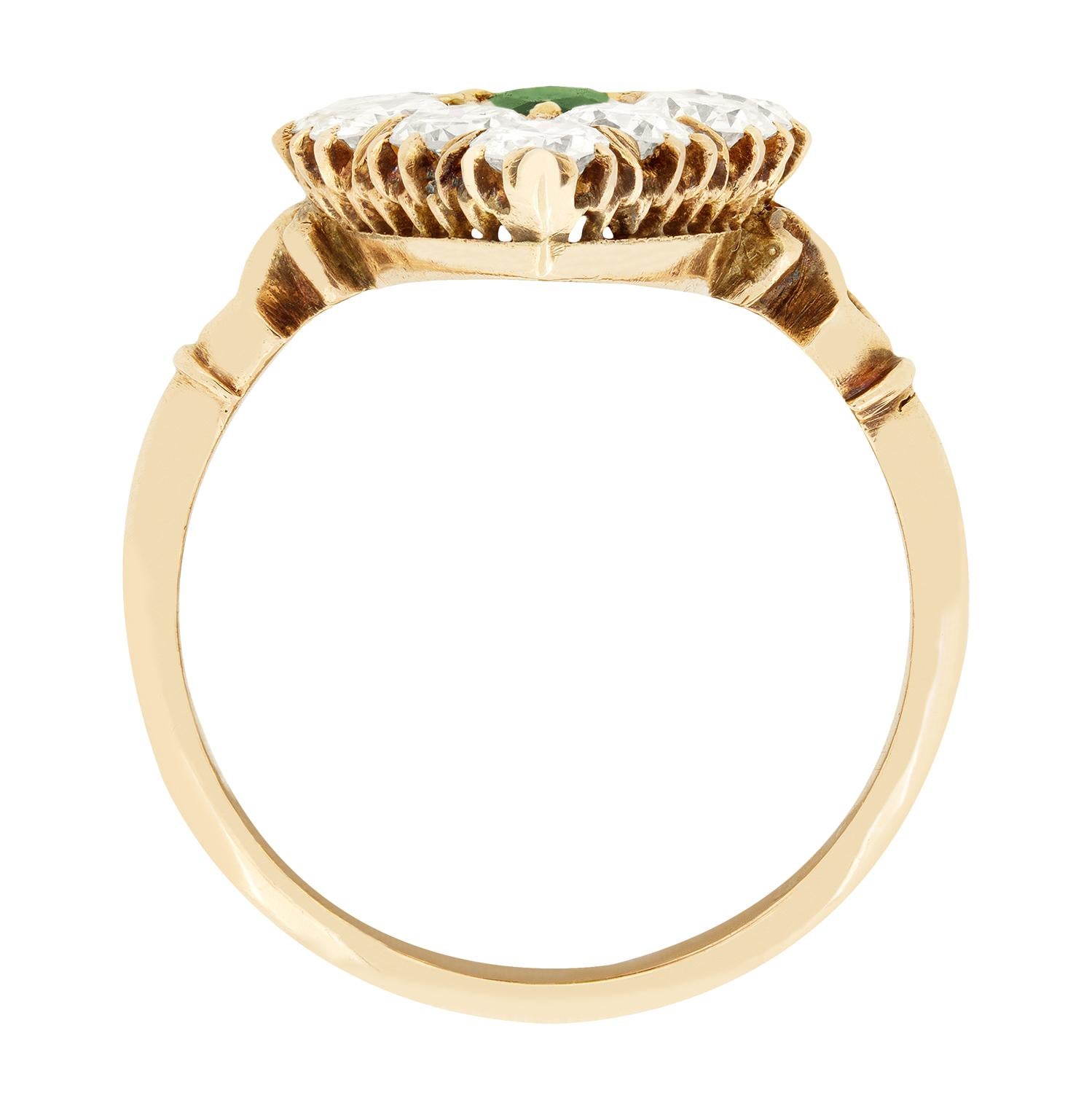 Dieser exquisite viktorianische Bootsring trägt in der Mitte einen Smaragd im Marquise-Schliff. Der tieffarbene Smaragd wiegt 1,40 Karat und ist in 18 Karat Gelbgold gefasst. Die zentralen Edelsteine sind von einem Cluster aus Diamanten im