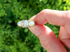 Anello vittoriano a tre pietre con opale da 1,45 carati in oro giallo 18 carati A. Stone