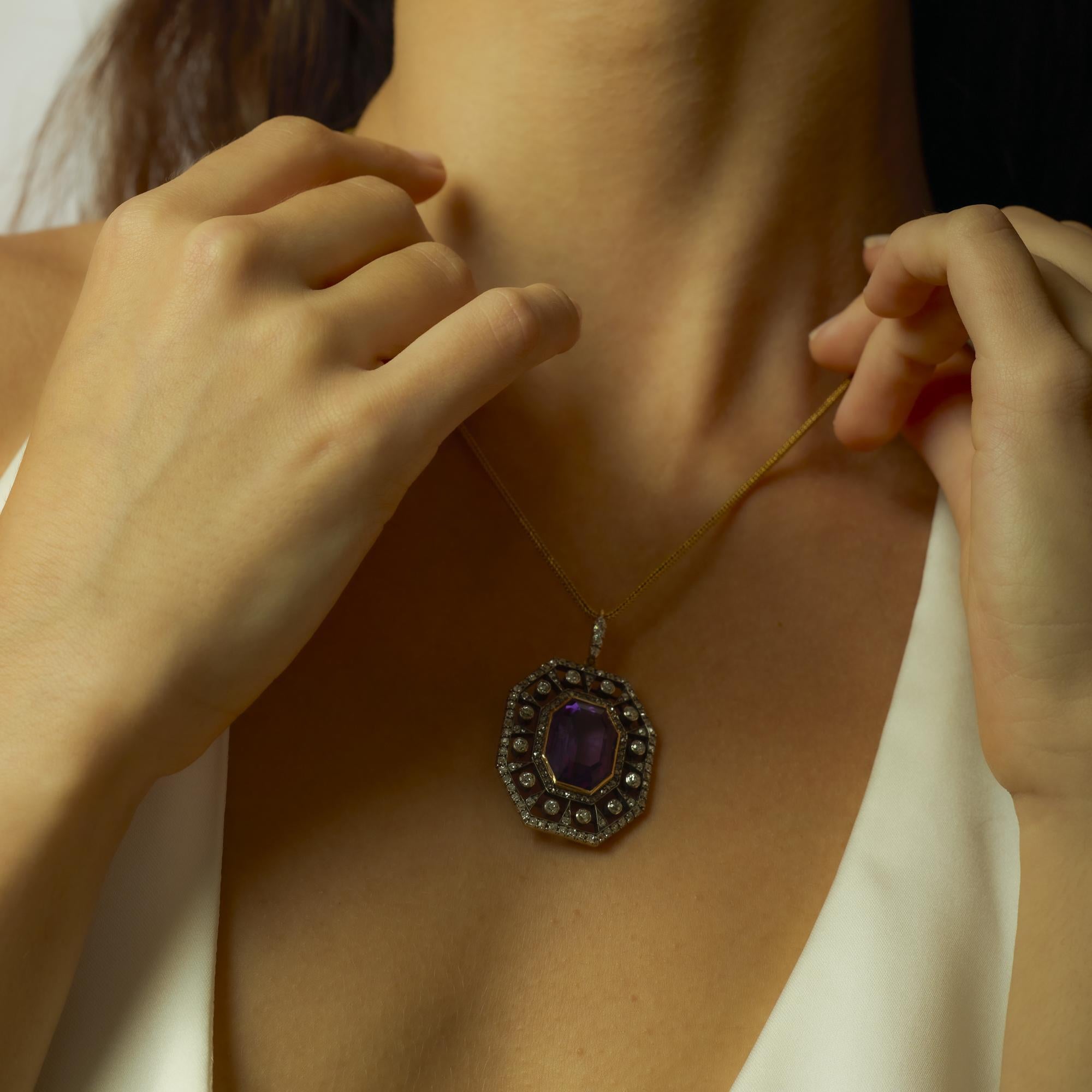 Ce collier victorien exquis met en valeur une améthyste octogonale de 14,50 carats, rayonnant de teintes violettes royales avec un charme vintage. La pierre centrale est entourée de 142 diamants européens anciens et de taille rose, d'une valeur