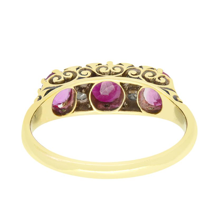 Victorian 1.45ct Pink Sapphire and Diamond Carved Shank Ring, c.1880s In Good Condition For Sale In London, GB