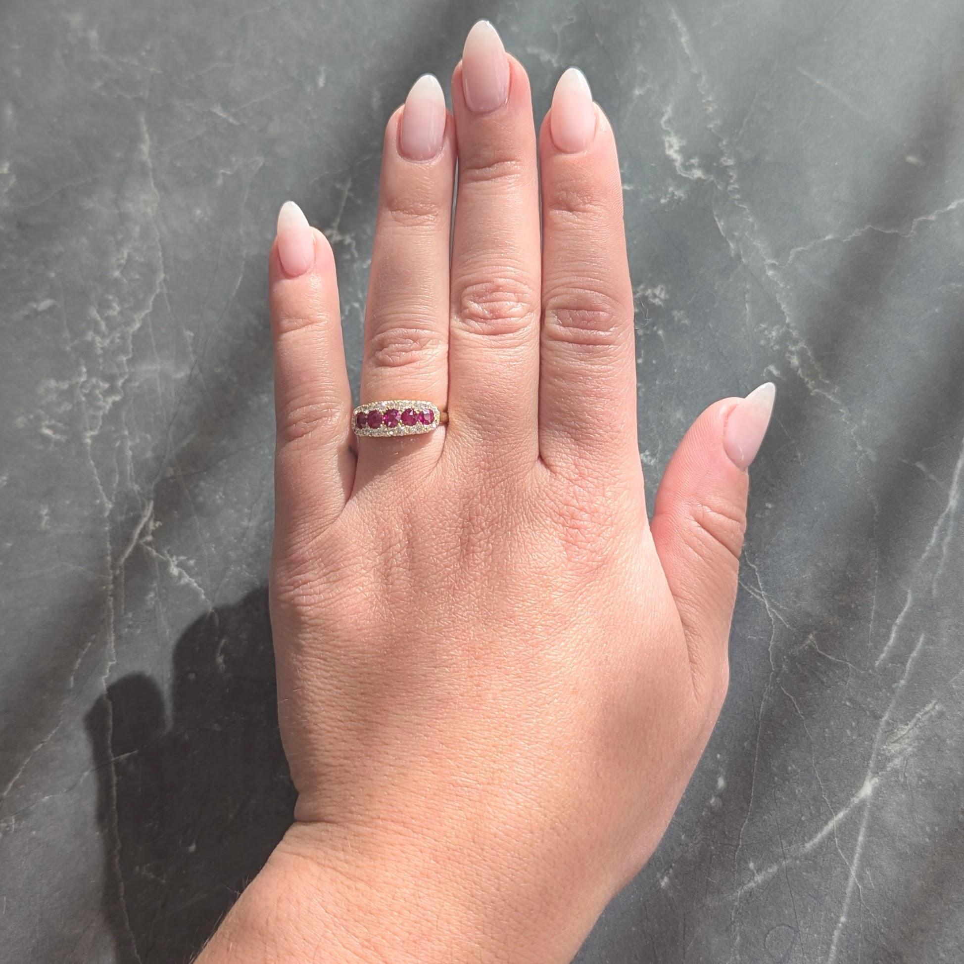 Cinque rubini taglio cuscino incastonati da est a ovest per un peso totale di circa 0,99 carati.
Trasparente di colore rosso porpora medio con un alone di diamanti intorno.
Taglio singolo e peso totale di circa 0.48 carati
Colore H+I e purezza VS2 -