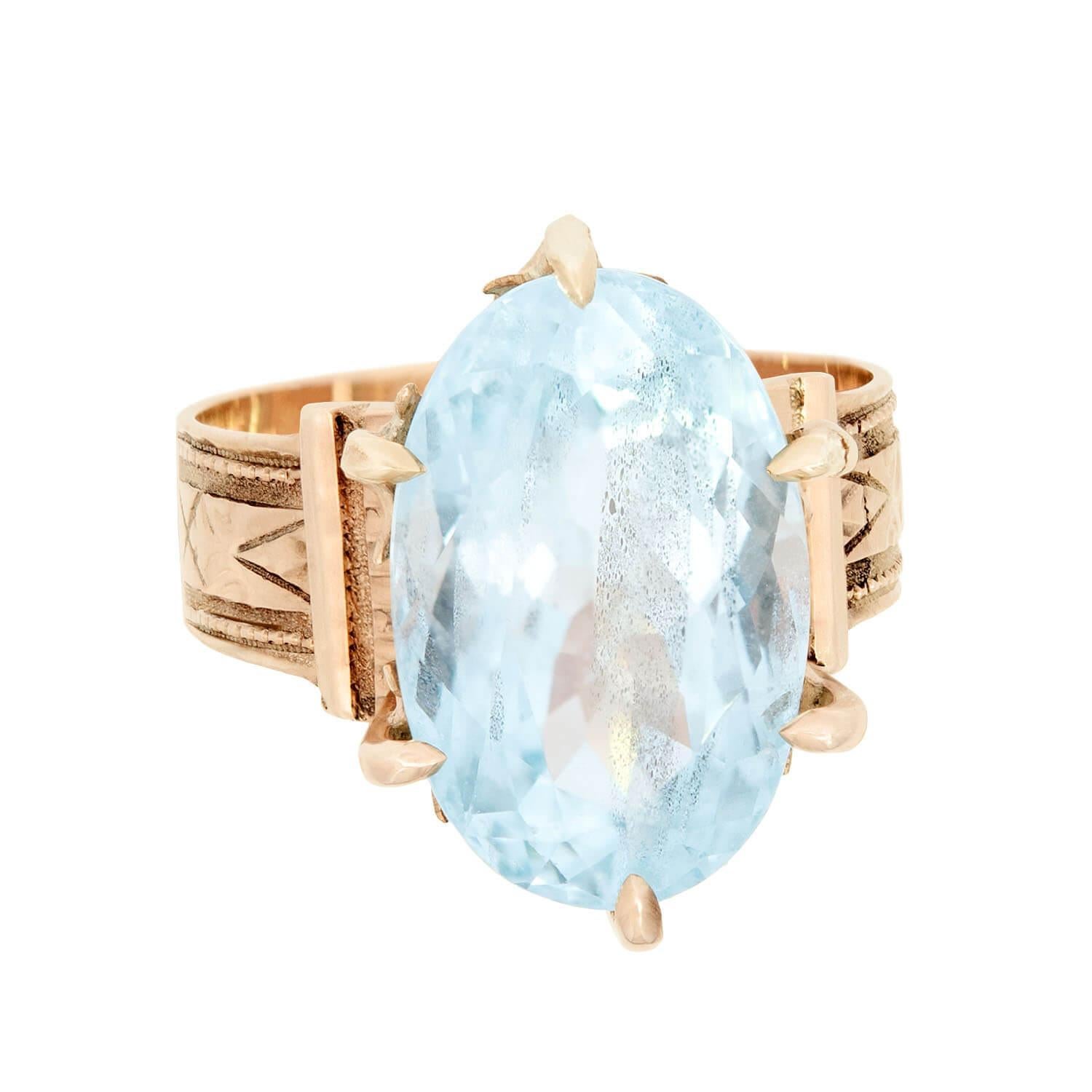 Uno splendido anello con acquamarina di epoca tardo-vittoriana (ca. 1880)! Questo splendido pezzo è realizzato in oro rosa 14k e presenta una splendida pietra di acquamarina. L'acquamarina dal taglio ovale di 6,50 ct è incastonata in una montatura a
