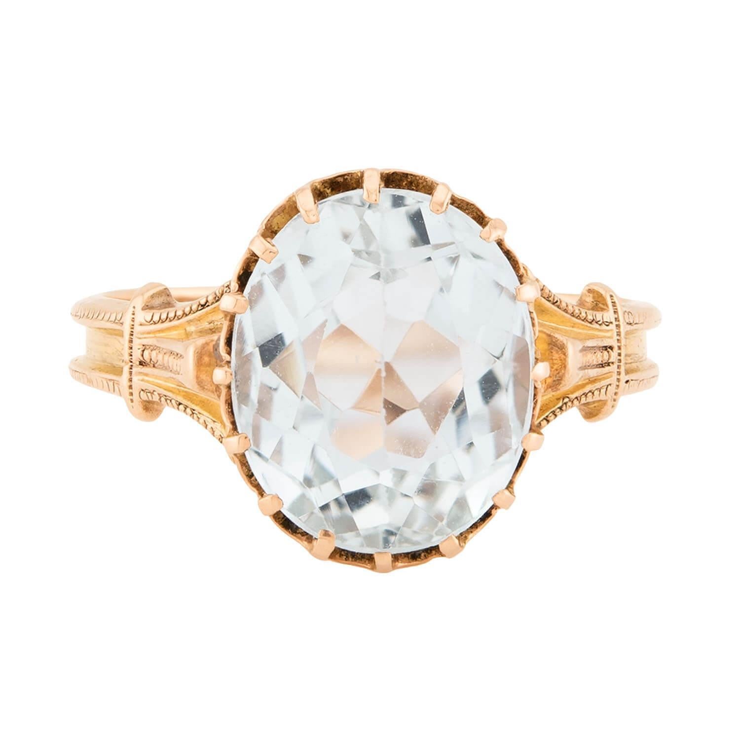 Uno splendido anello con acquamarina di epoca vittoriana (ca. 1880)! Questo splendido pezzo è realizzato in oro 14 carati e presenta una splendida pietra di acquamarina. La pietra color acqua dal taglio ovale di circa 3,5 carati è incastonata in una