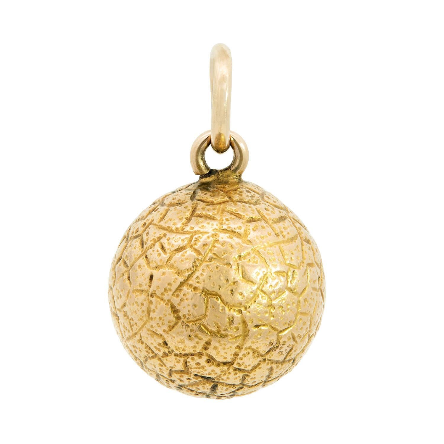 ¡Un fabuloso colgante de oro en forma de bola de la época victoriana (hacia 1880)! Esta elegante pieza está hecha de vibrante oro amarillo de 14 quilates, y representa una pequeña bola de oro. La superficie de la bola está decorada con una textura