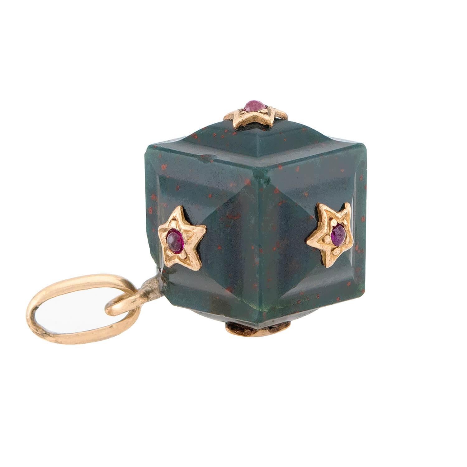 Un insolito ciondolo/charm di epoca vittoriana (ca. 1880)! Realizzato in oro giallo 14 carati, questo pezzo presenta una pietra sanguigna a forma di 