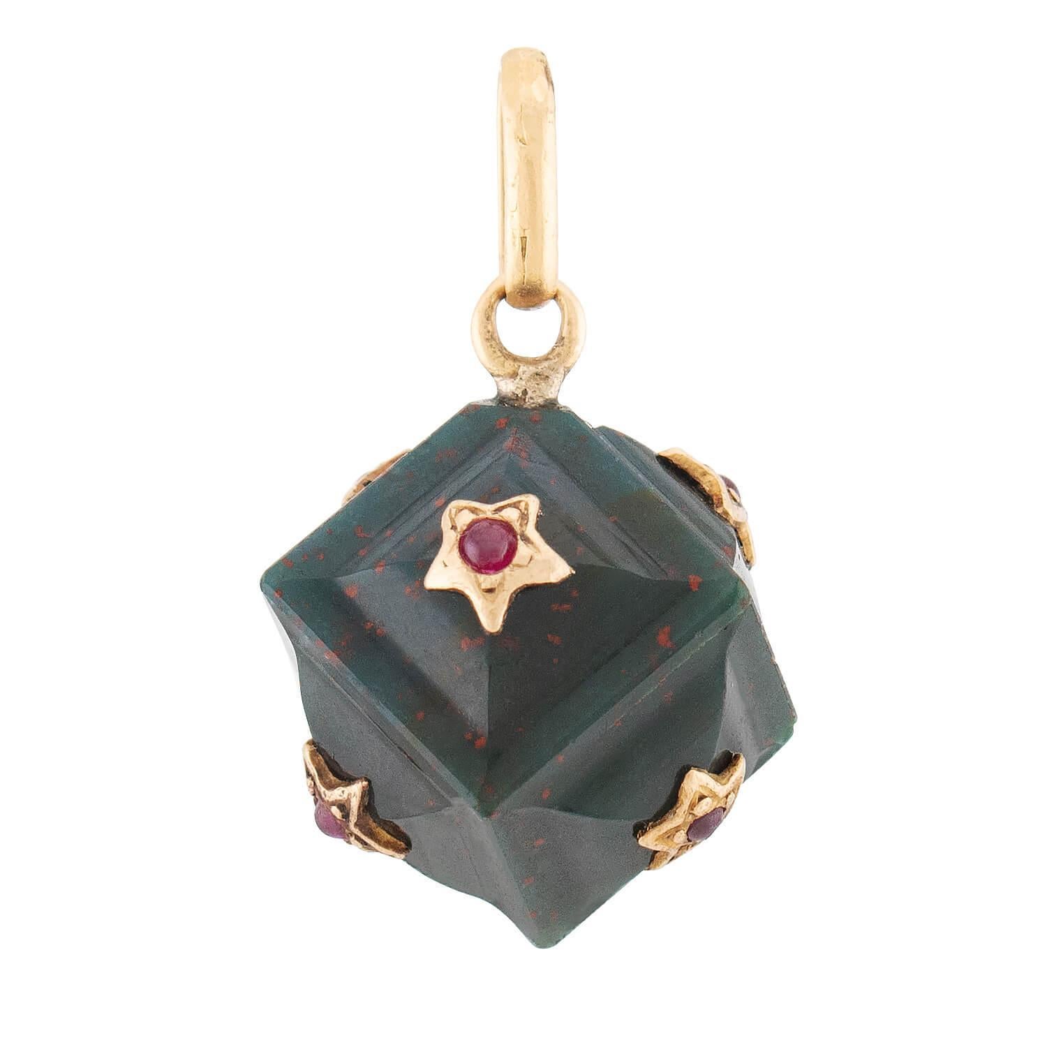 Vittoriano Ciondolo/bracciale vittoriano a forma di cubo in pietra sanguigna e rubino in 14k in vendita