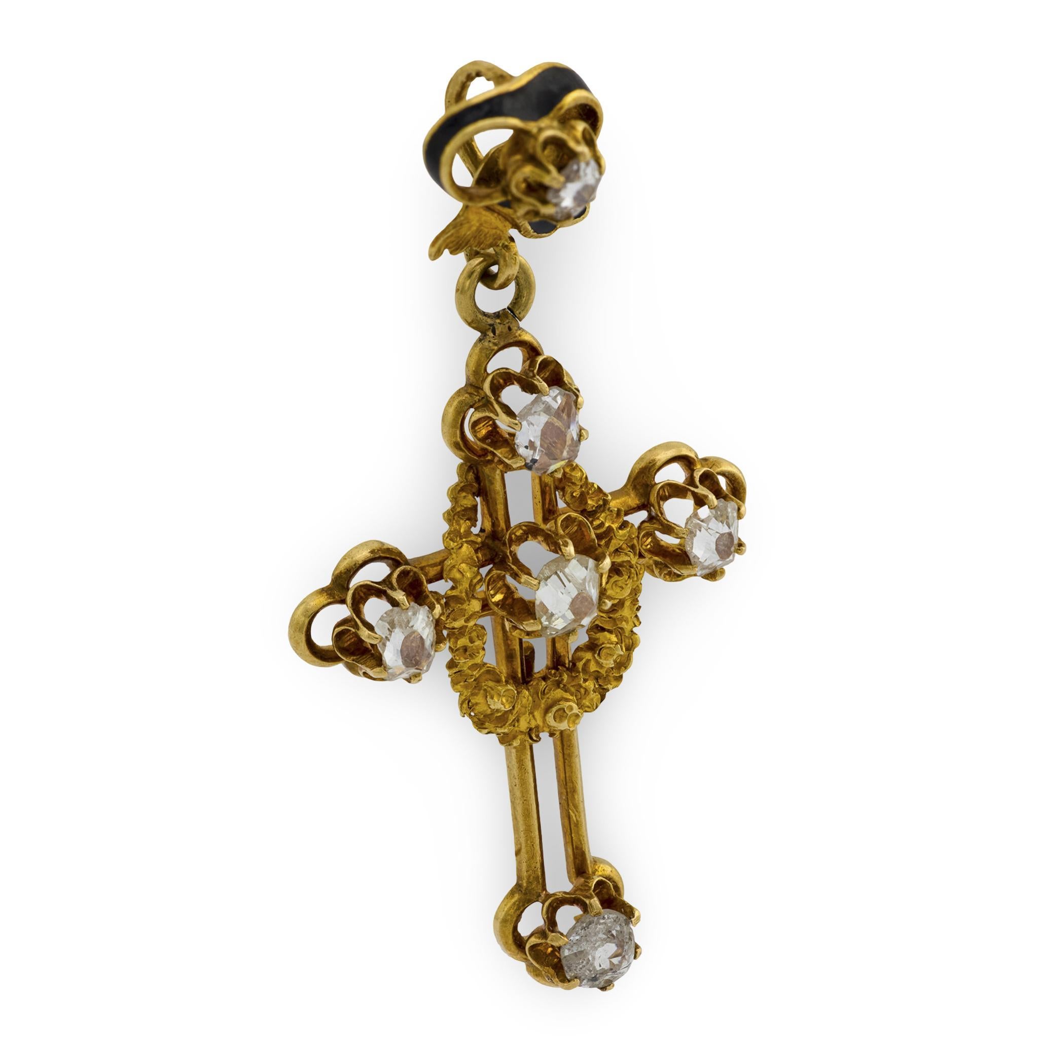 Un bellissimo ciondolo/braccialetto con diamante di epoca vittoriana (ca. 1880)! Realizzato in un vibrante oro giallo 14k, questo splendido pezzo raffigura una croce. La croce presenta un design unico e ritagliato ed è ulteriormente decorata con