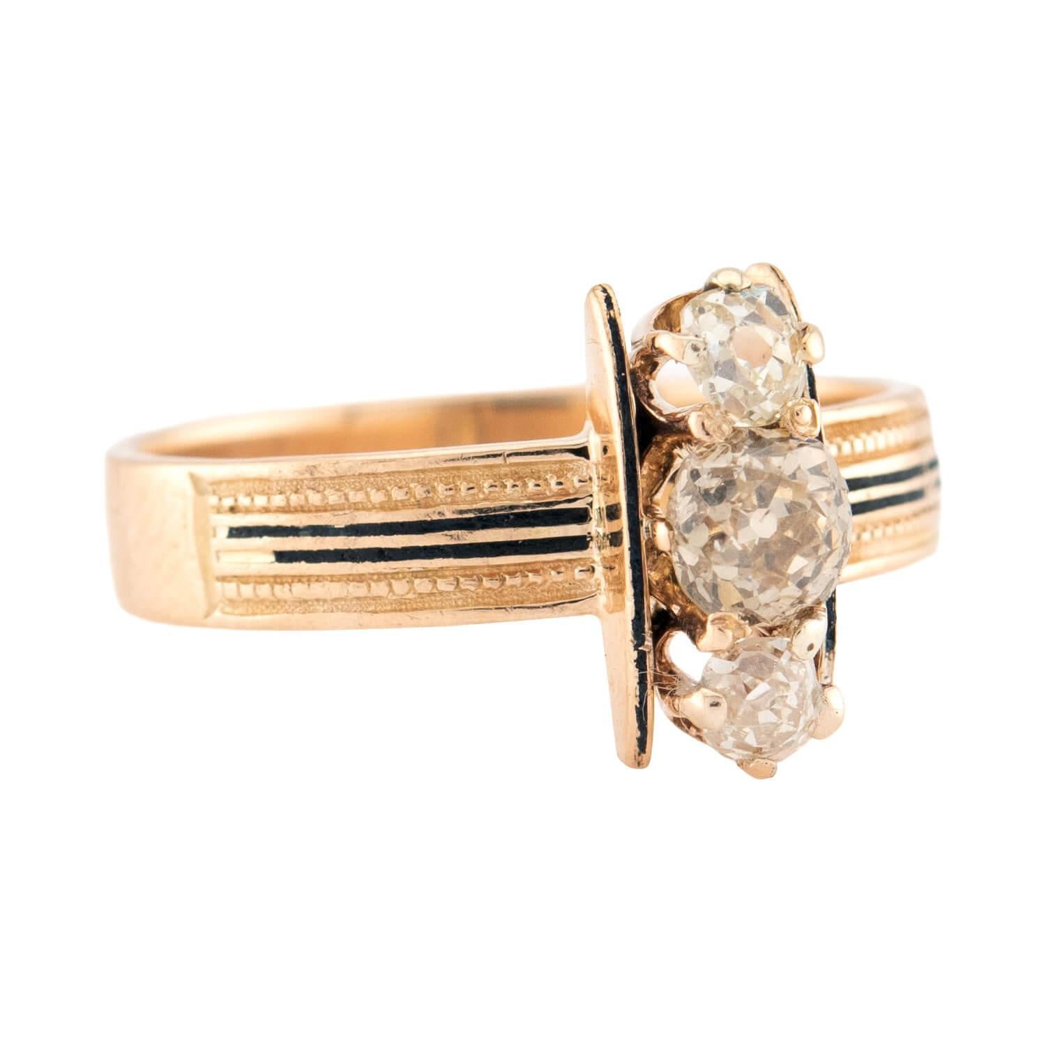 Ein exquisiter Diamant-Navette-Ring aus der viktorianischen Ära (ca. 1880er Jahre)! Dieser Ring aus 14-karätigem Gelbgold ist mit 3 vertikal verlaufenden Diamanten besetzt, die ein Mittelstück in Form einer Navette bilden. Die Diamanten, die in