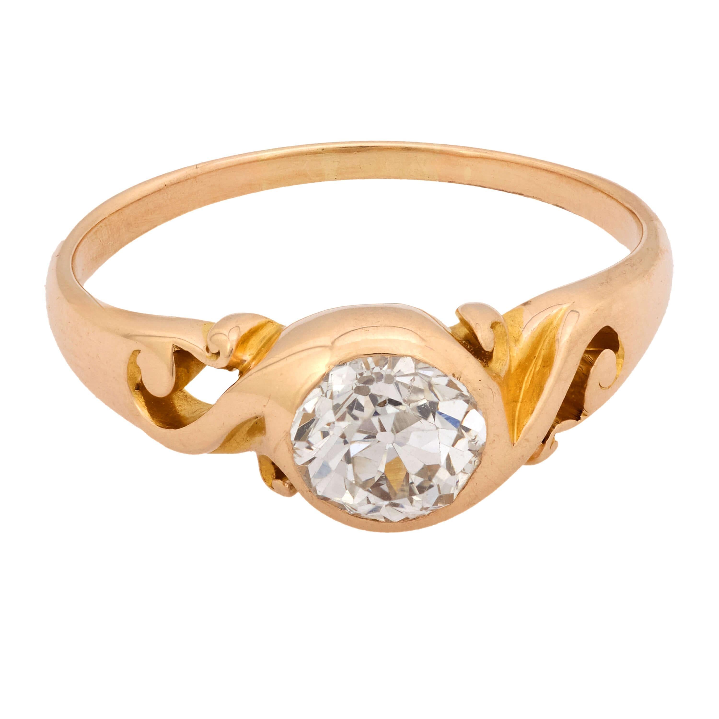 Un bellissimo anello di fidanzamento con diamante di epoca vittoriana (ca. 1880)! Realizzato in oro giallo 14 carati, questo anello presenta un diamante solitario da 1,35 carati con taglio old mine. Il diamante è custodito all'interno di