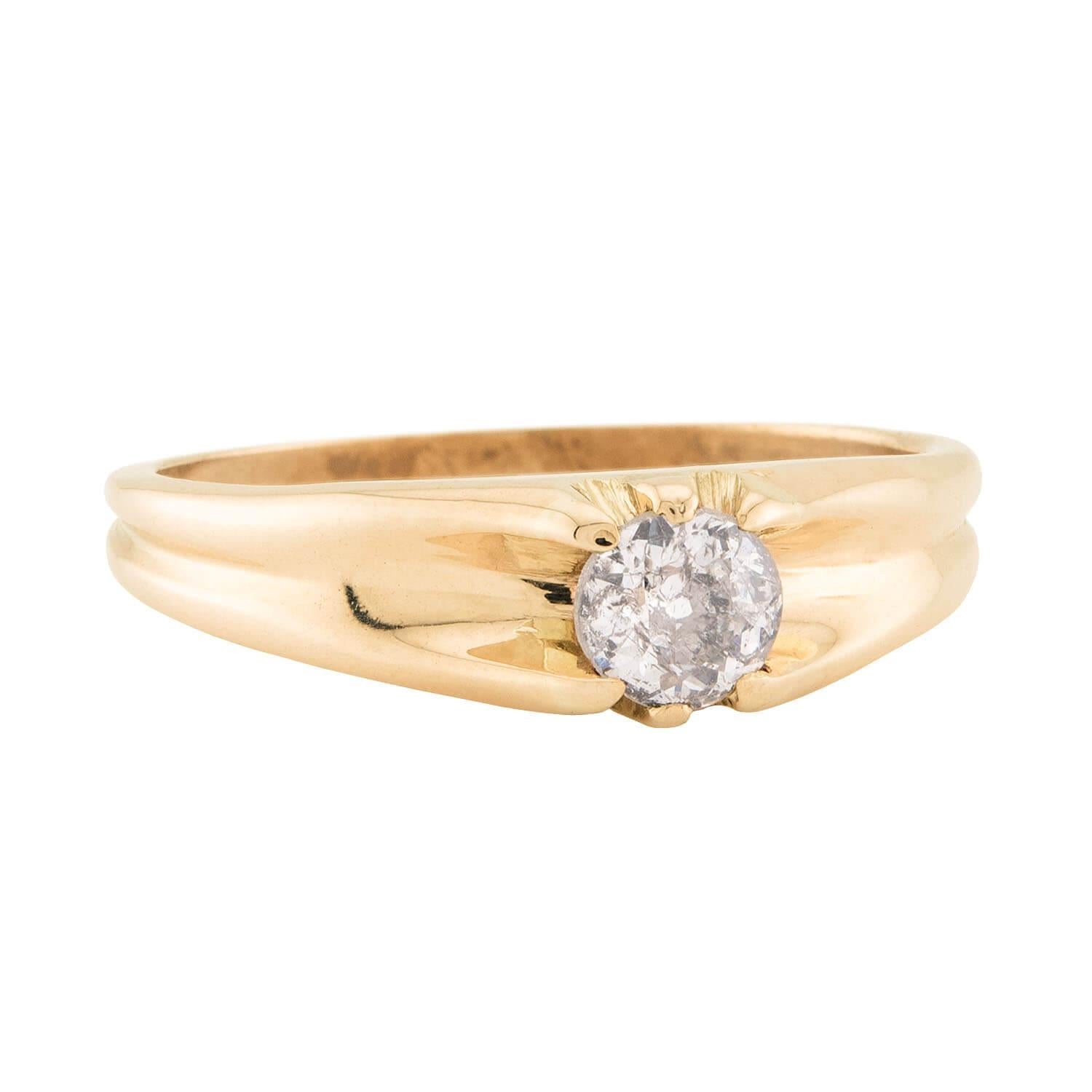 Un bellissimo anello di fidanzamento con diamante di epoca vittoriana (ca. 1880)! Realizzato in vivace oro giallo 14k, questo anello presenta un diamante taglio vecchio europeo da 0,45 carati tenuto in posizione da una montatura a sei punte. Questa