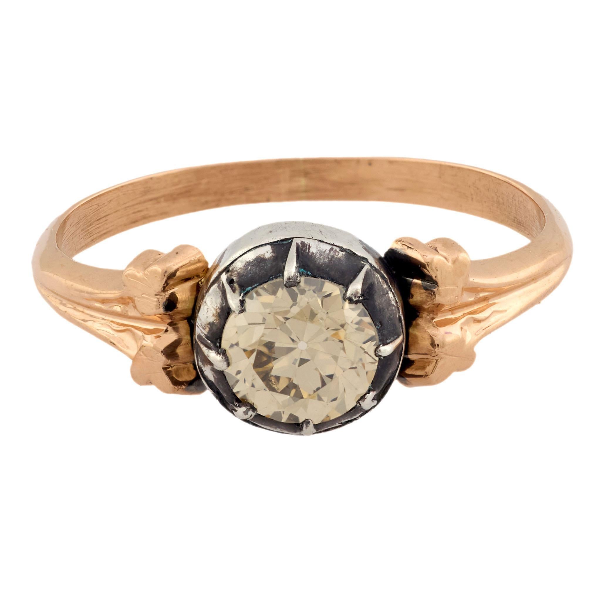 Uno splendido anello di fidanzamento di epoca vittoriana (ca. 1880)! Realizzato in oro rosa 14 carati e argento sterling, questo anello presenta un diamante solitario di .58ct con taglio vecchio europeo. Il diamante è incastonato in una montatura a
