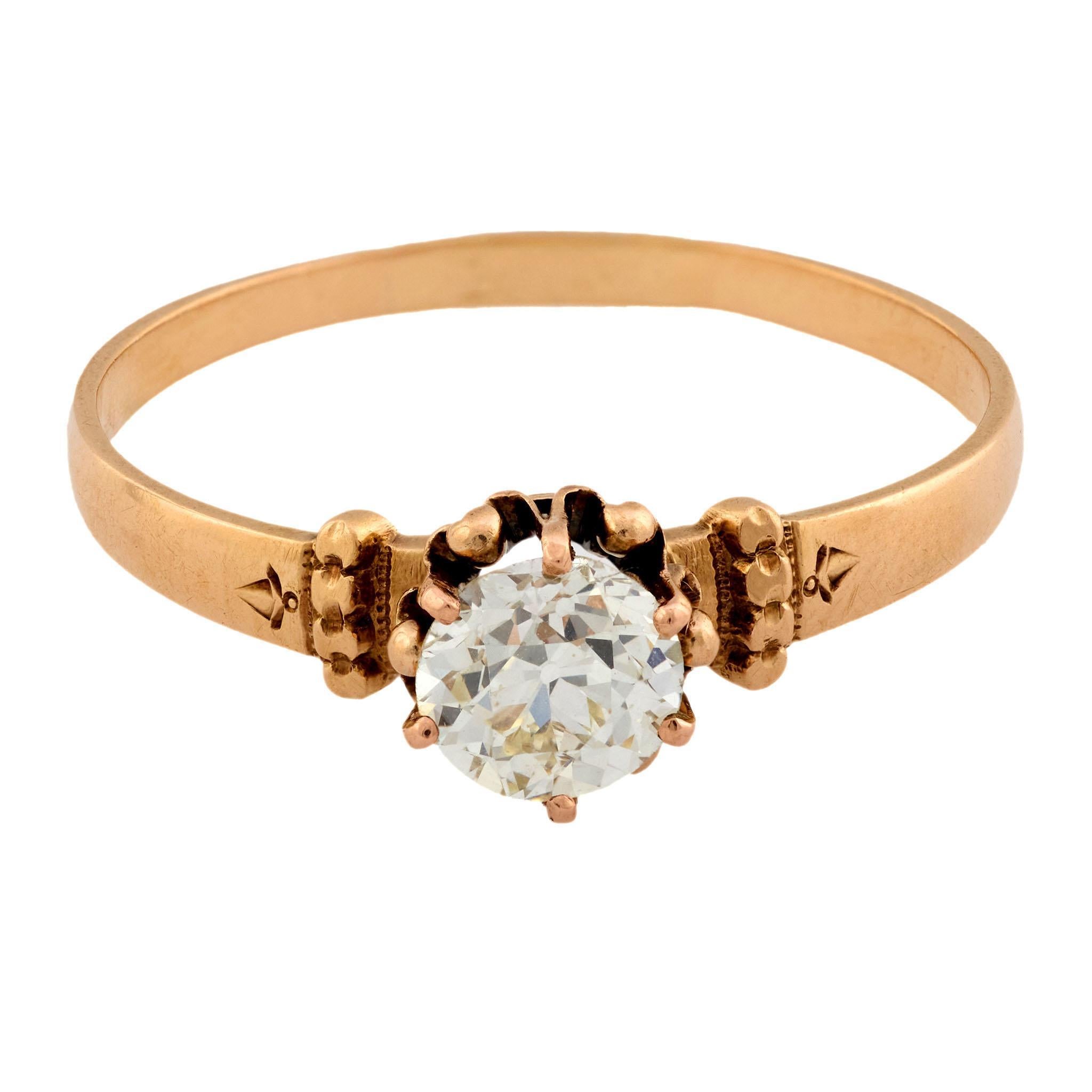 Un delizioso anello di diamanti di epoca vittoriana (ca. 1880)! Realizzato in oro rosa 14 carati, questo anello presenta un diamante solitario taglio old mine da .65ct. La pietra è incastonata in una montatura a sei punte e presenta un colore I/J e