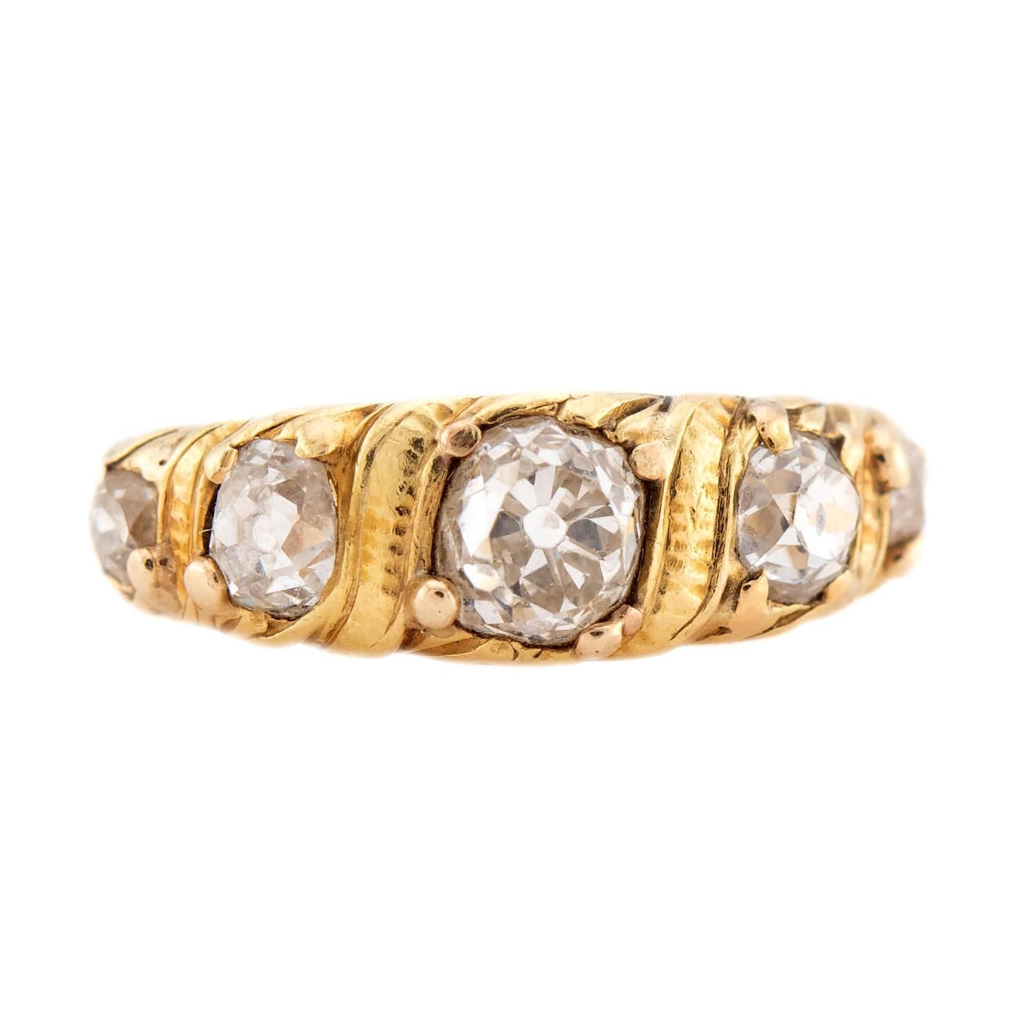 Uno splendido anello di diamanti di epoca vittoriana (ca. 1880)! Realizzato in oro giallo vibrante 14 carati, questo anello presenta 5 diamanti taglio old mine incastonati, che variano leggermente nelle dimensioni e nella forma esatta. Tuttavia,