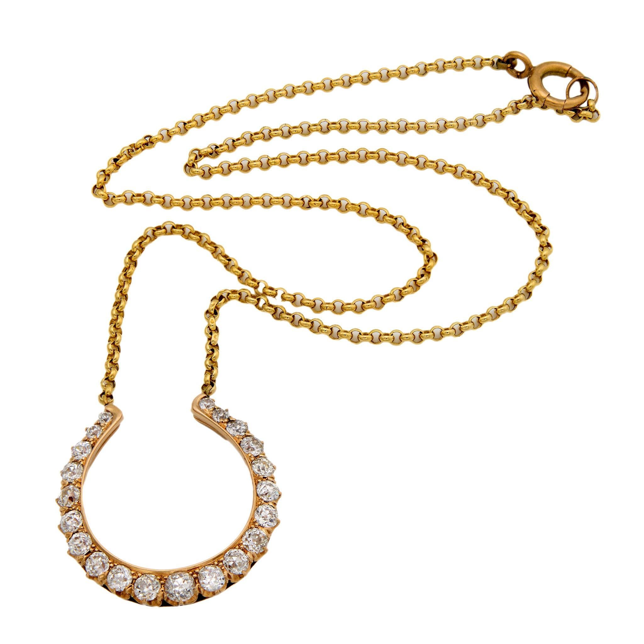 Una fantastica collana con pendente a ferro di cavallo di epoca vittoriana (ca. 1880)! Realizzata in oro giallo 14k, la collana è composta da una spessa catena rolo. La catena è fissata da una semplice chiusura ad anello a molla. Al centro della
