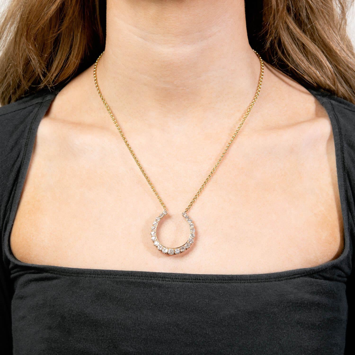 Donna Ciondolo vittoriano a ferro di cavallo con diamante 14k in vendita