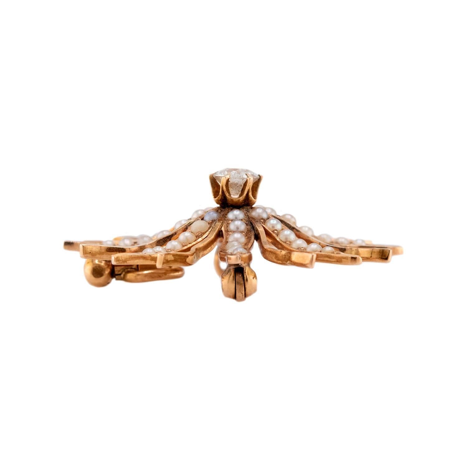 Una spilla/pendente a raggiera con diamanti e perle di epoca vittoriana (ca. 1880) assolutamente straordinaria! Realizzata in oro giallo 14 carati, questa spilla con motivo a raggiera è centrata da un diamante taglio vecchio europeo da 0,20 carati,