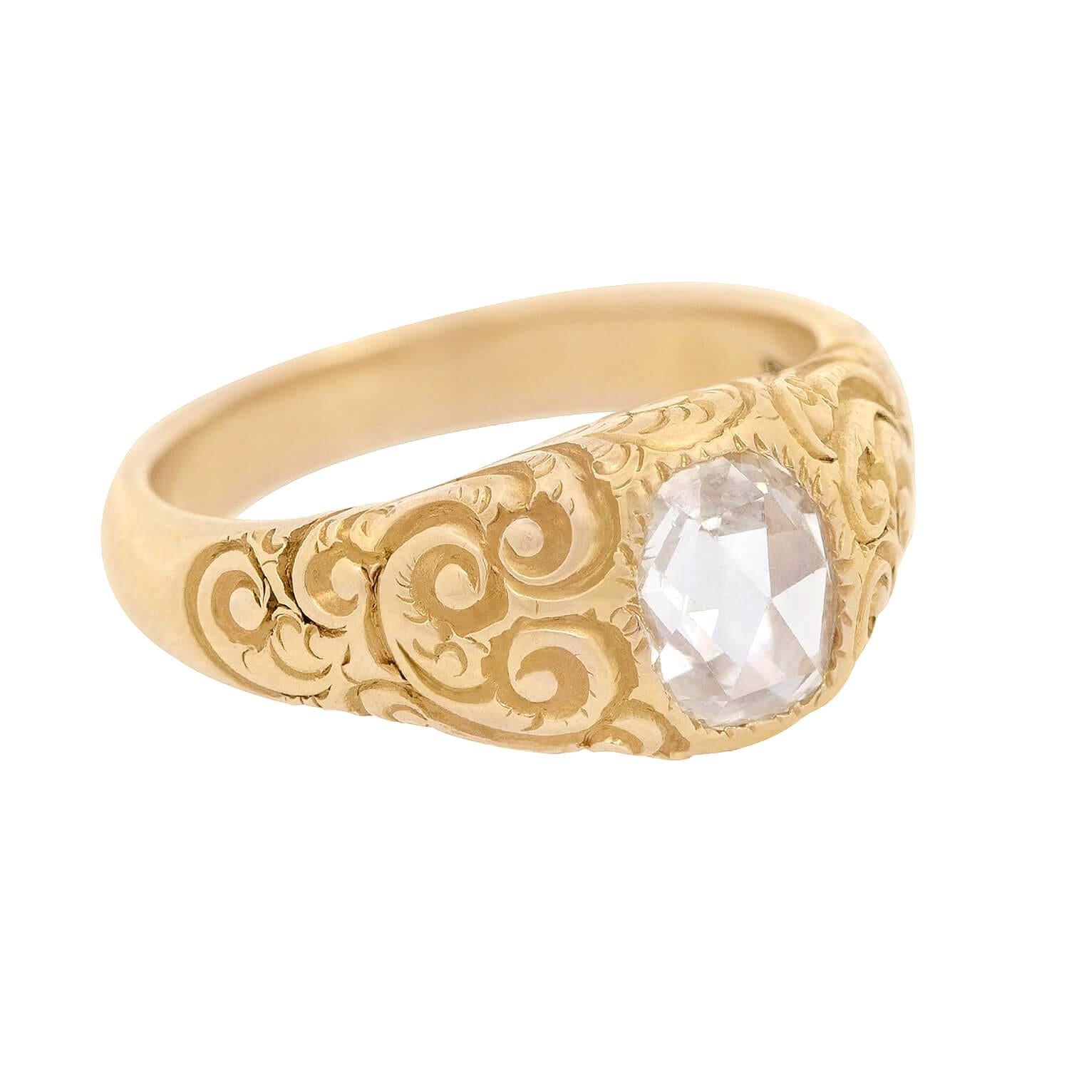 Un anello di diamanti assolutamente eccezionale di epoca vittoriana (ca. 1880)! Questo pezzo mozzafiato è realizzato in oro giallo 14k e presenta uno splendido diamante incastonato in una montatura a filo decorata con intricate incisioni. Al centro