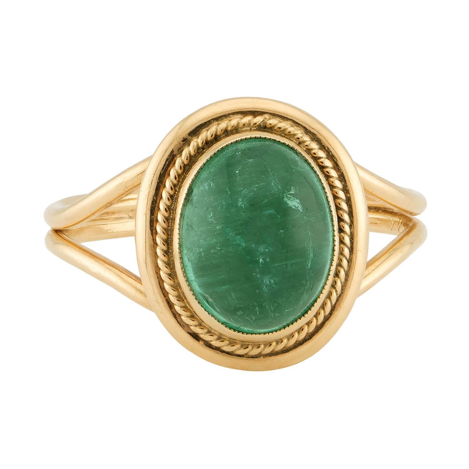 Ein wunderschöner Smaragdring aus der viktorianischen Ära (ca. 1880er Jahre)! Dieser Ring aus leuchtendem 14-karätigem Gelbgold ist mit einem Smaragd-Cabochon als Solitär ausgestattet. Der ovale Cabochon ist in eine glatte und schlichte Lünette