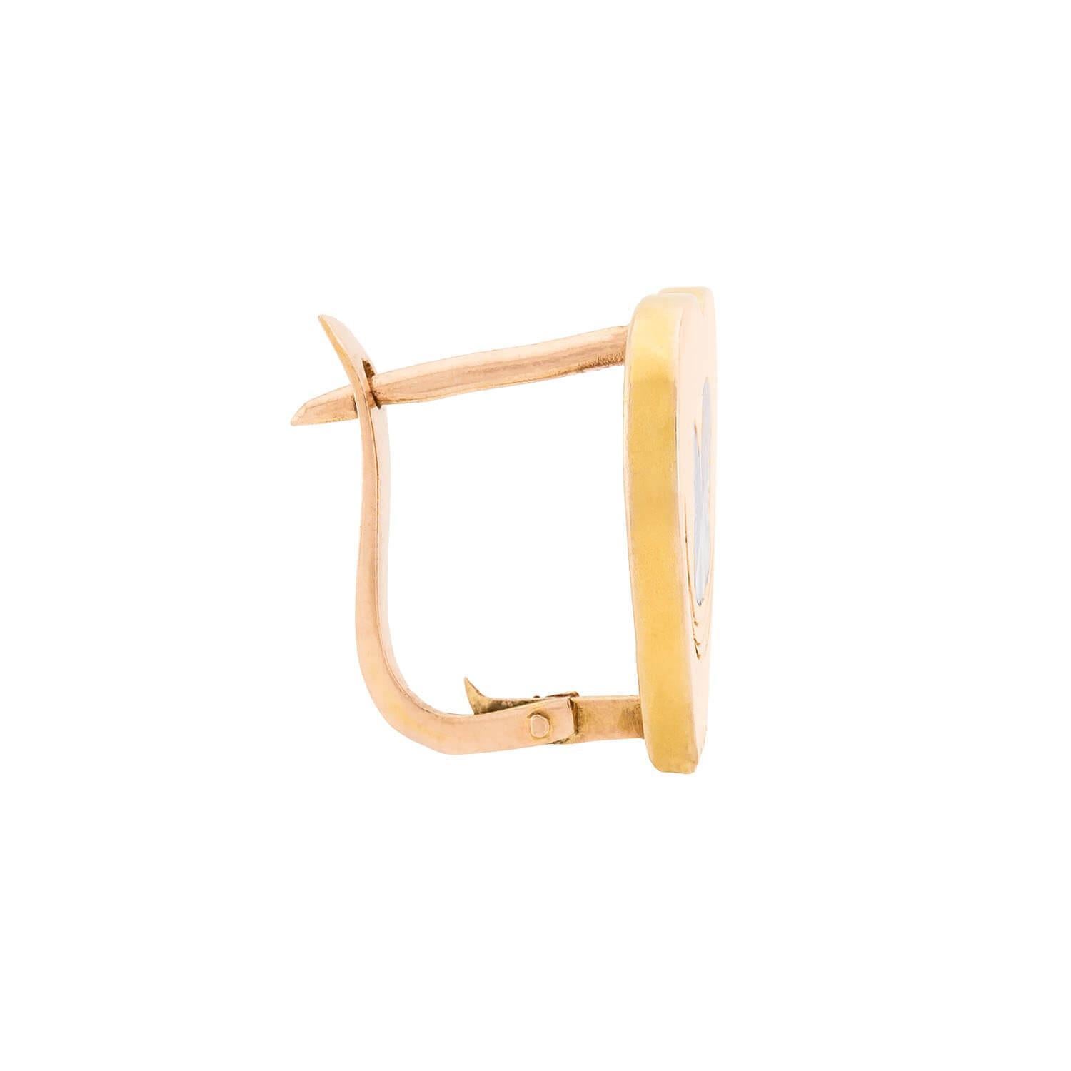 Un paio di orecchini unici in oro e smalto di epoca vittoriana (ca. 1880)! Realizzati in oro rosa 14k, la superficie di ogni orecchino a forma di cuore presenta un grazioso cherubino smaltato. I cherubini hanno ali di colore blu, capelli castani e