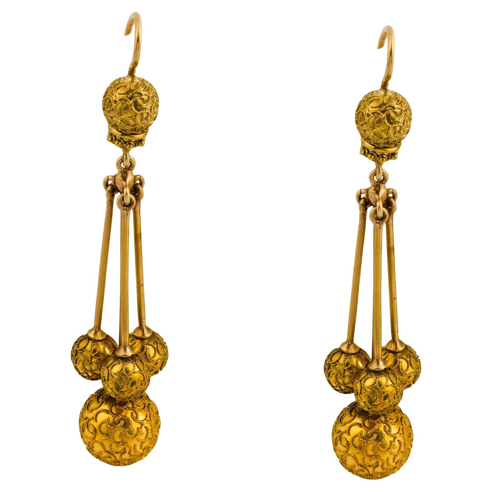 Orecchini vittoriani a sfera con motivo etrusco in 14 ct.