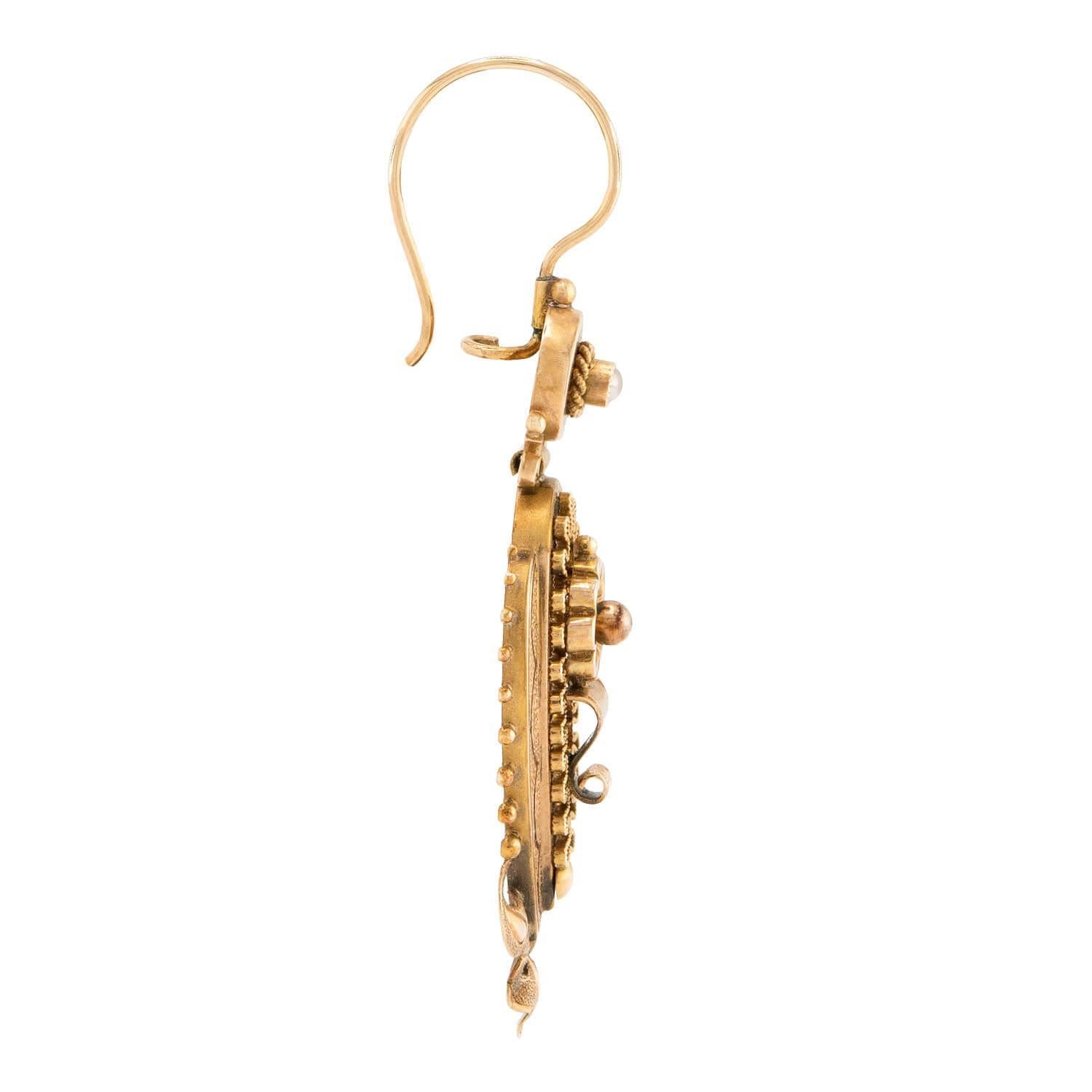 Uno splendido paio di orecchini etruschi di epoca vittoriana (ca. 1880)! Realizzati in oro rosa 14 carati, ogni orecchino inizia con una montatura circolare, decorata con una perla incastonata, circondata da un bordo a spirale. Gli orecchini