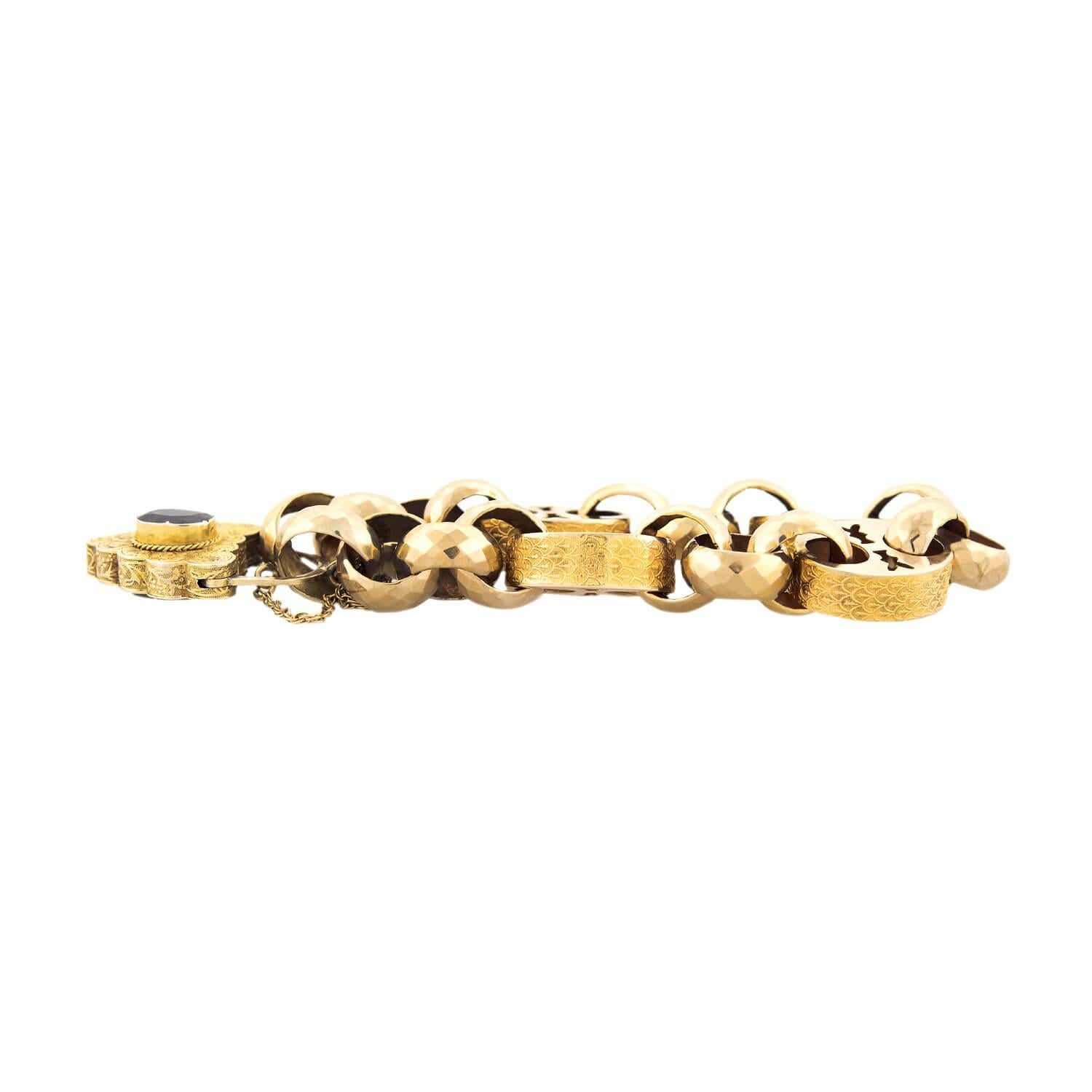 Un favoloso braccialetto con lucchetto in oro inciso di epoca vittoriana (ca1880)! Realizzato in un vibrante oro 14k, questo bellissimo bracciale è composto da grandi maglie alternate che si incastrano tra loro per formare A un braccialetto robusto