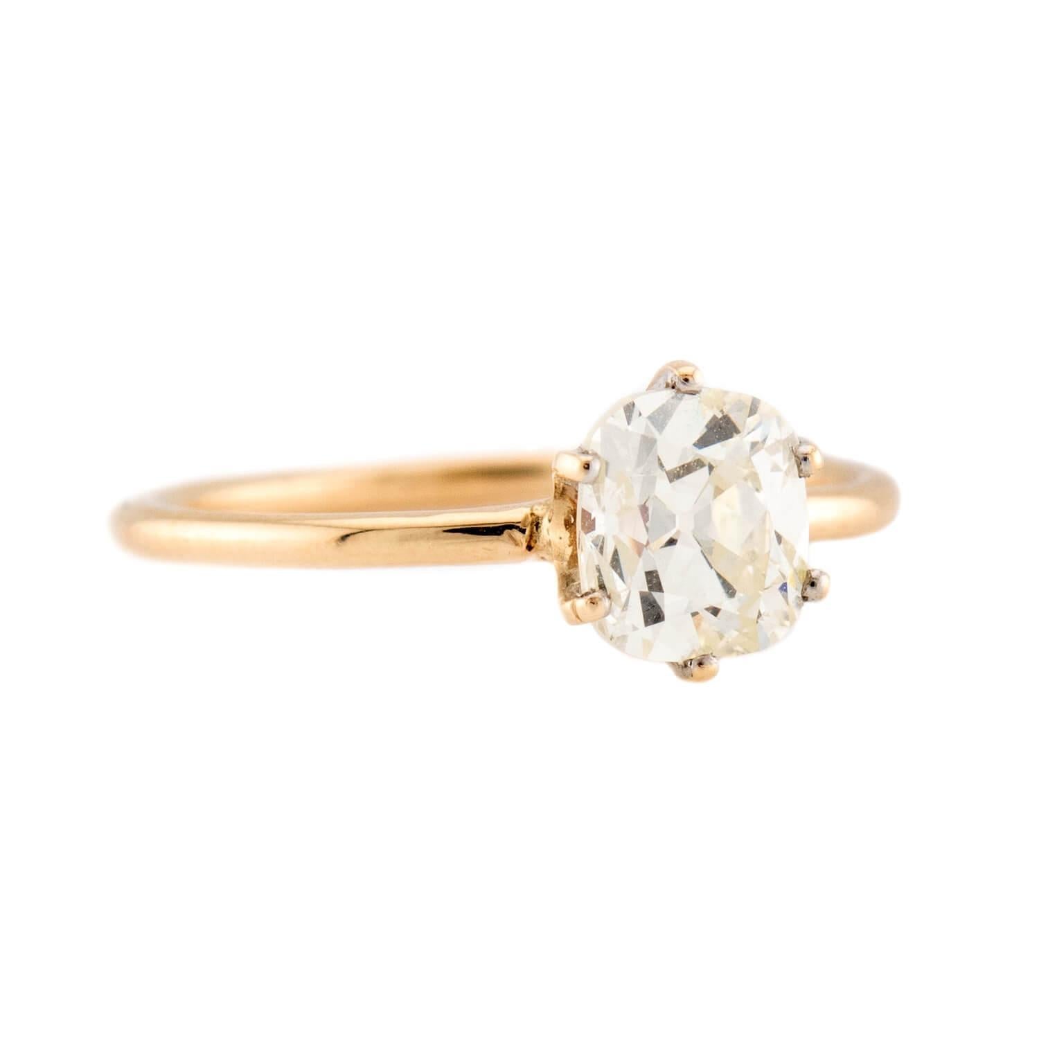 Uno splendido anello solitario con diamante di epoca vittoriana (ca. 1880)! Questo bellissimo anello è realizzato in oro giallo vibrante 14k e presenta un diamante taglio old mine da 1,02ct. La pietra è incastonata in una montatura a sei punte e