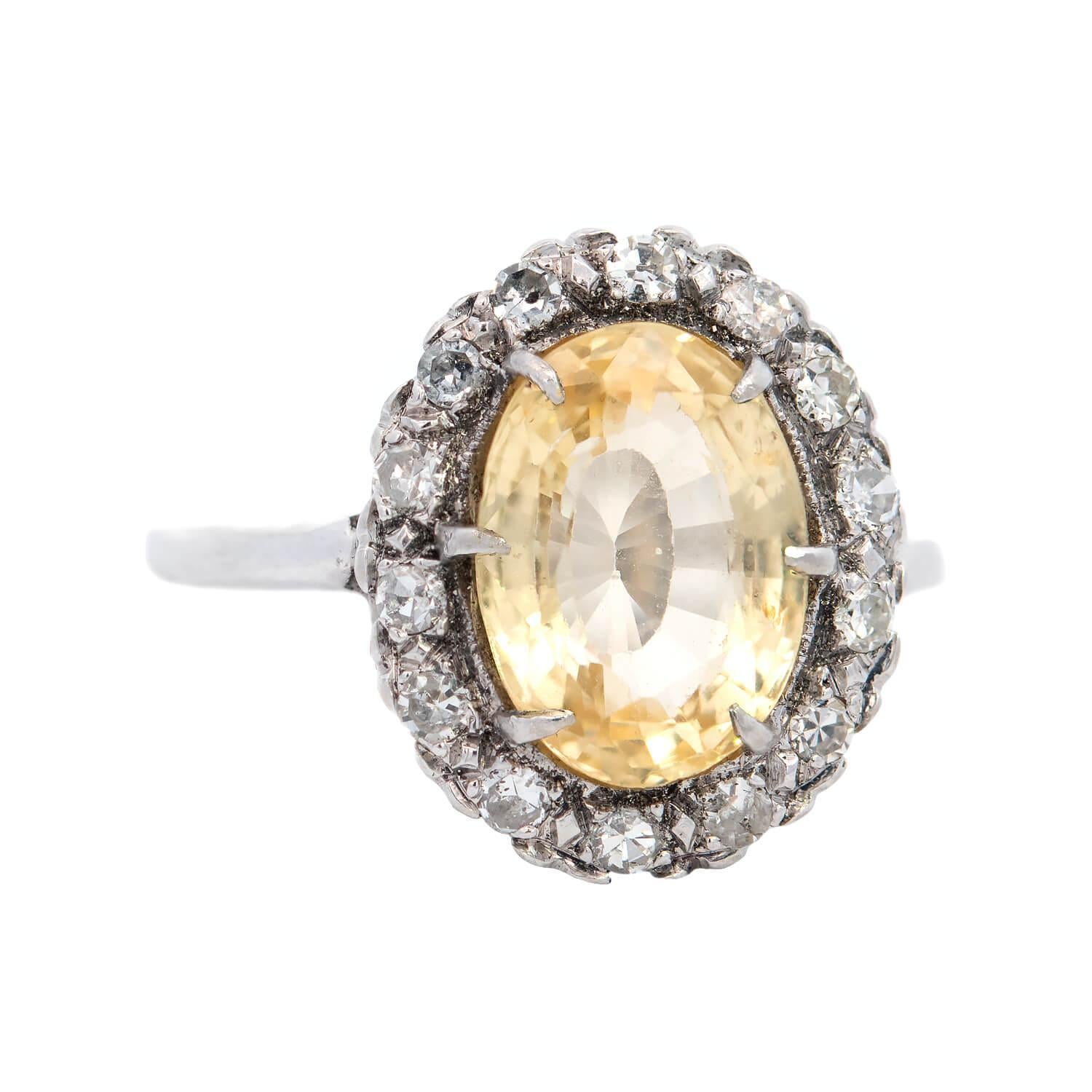 Ein exquisiter gelber Saphirring aus der viktorianischen Ära (ca. 1880er Jahre)! Dieser außergewöhnliche Ring ist aus 14-karätigem Gold gefertigt und zeigt einen prächtigen, in Zacken gefassten natürlichen gelben Saphir, der von einer Diamantbordüre