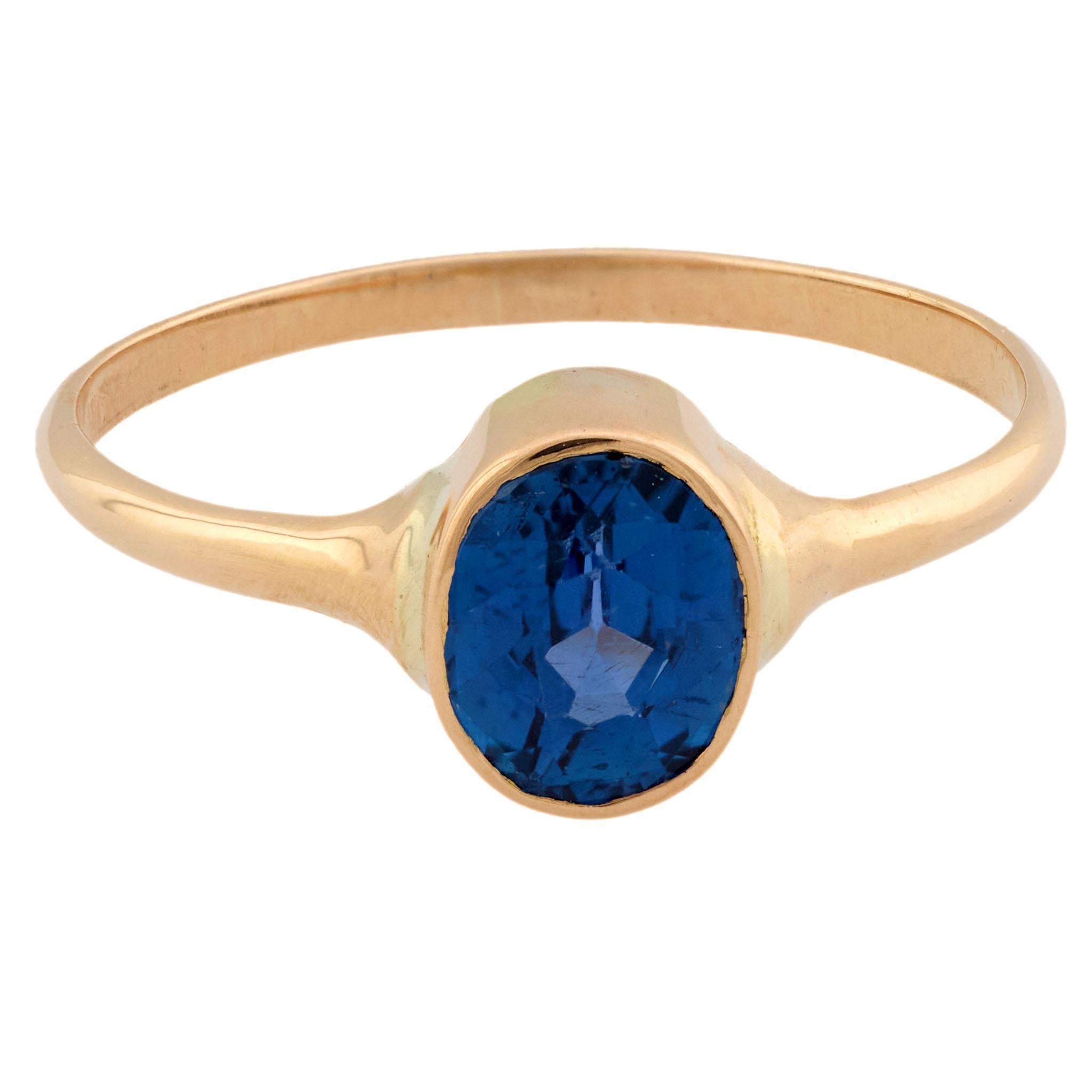 Ein fantastischer und seltener Saphirring aus der viktorianischen Ära (ca. 1880er Jahre)! Dieser Ring aus 14-karätigem Gelbgold ist mit einem oval geschliffenen Yogo-Saphir im Solitärschliff von 0,65 Karat ausgestattet. Yogo-Saphire, die nur in Yogo