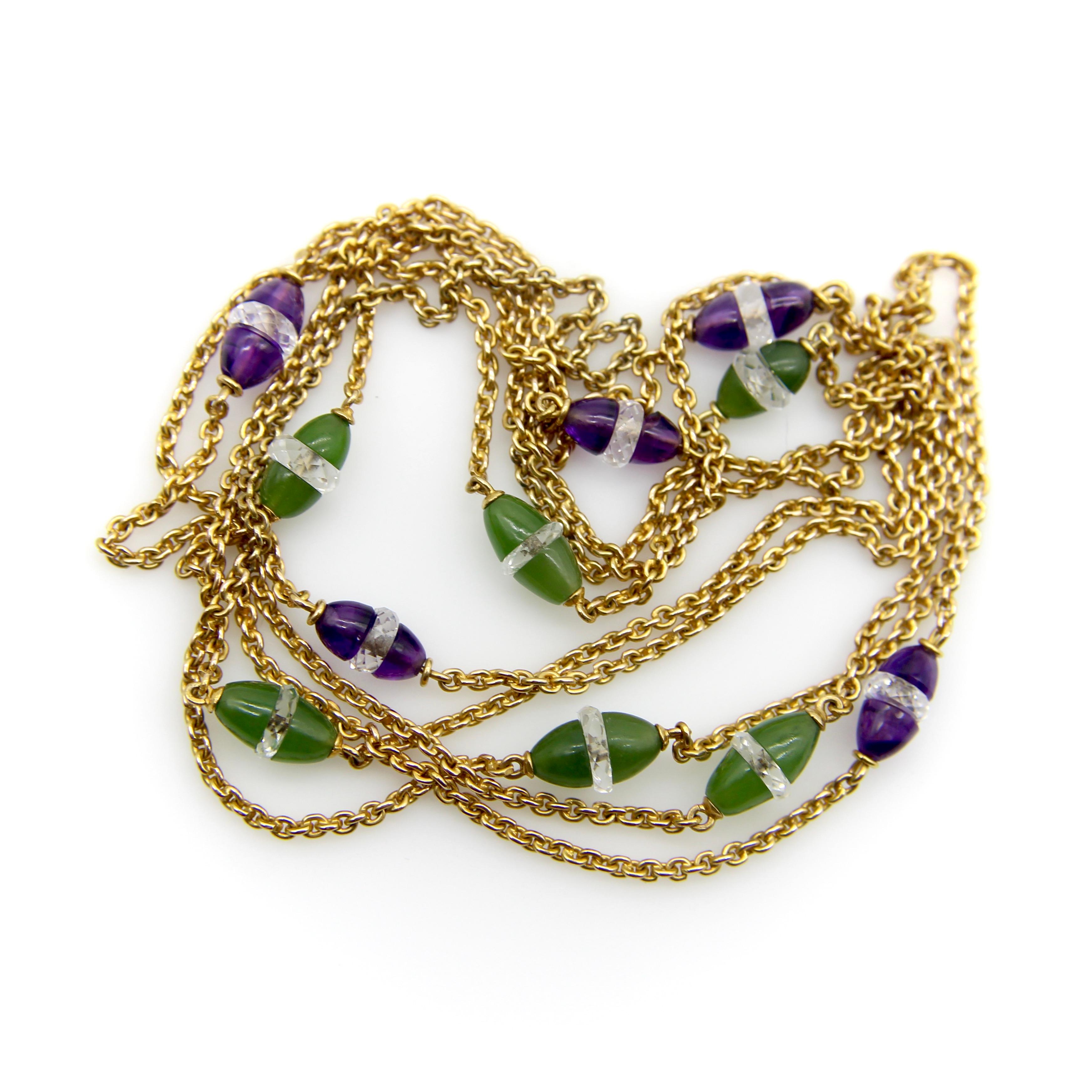Questa bellissima catena in oro 14k fatta a mano alterna stazioni di ametista e giada nefrite. Ci sono 11 stazioni che consistono ognuna in ametiste o giade intagliate a forma di siluro, con un pezzo sfaccettato di cristallo di rocca incastonato tra