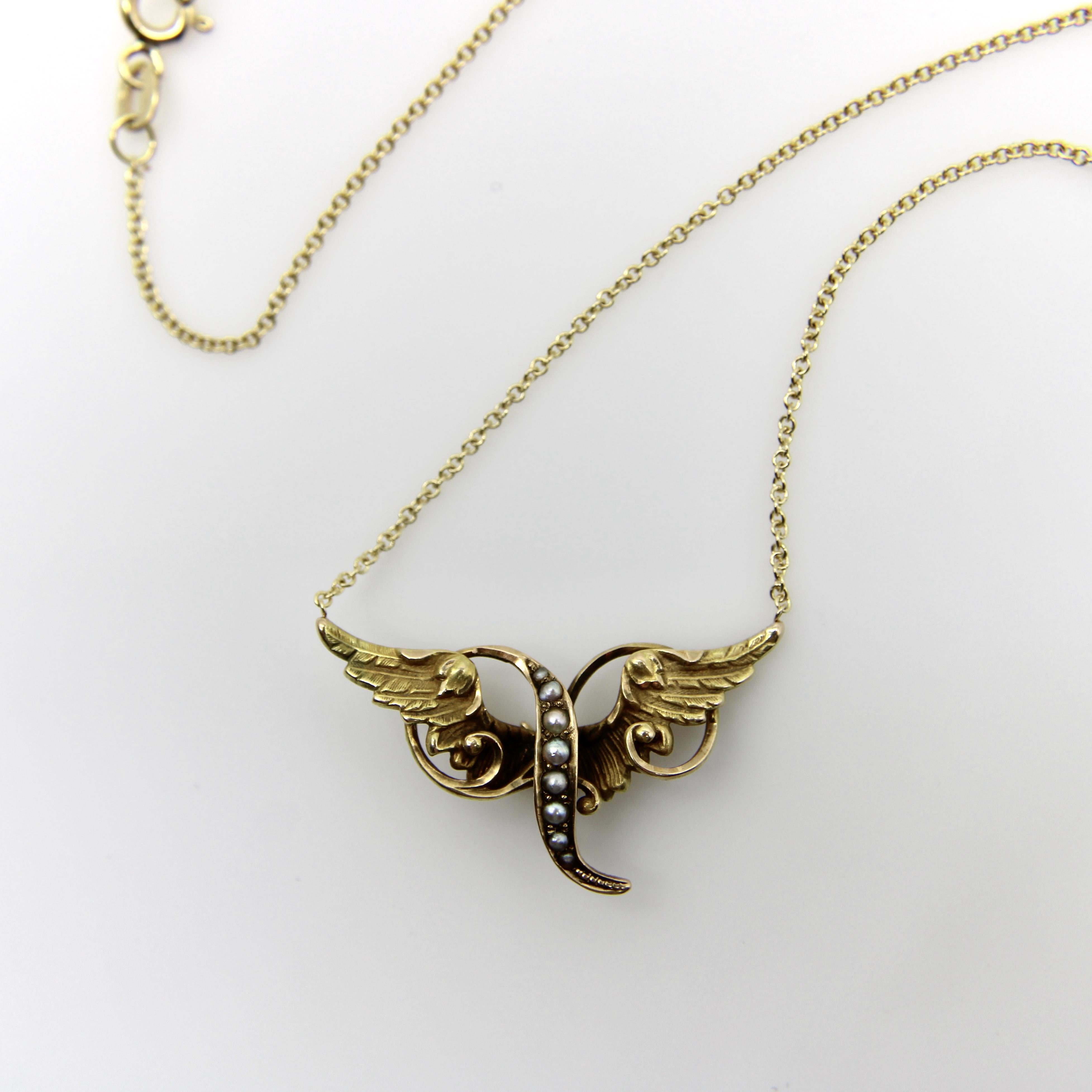 Noi di Kirsten's Corner amiamo le numerose varianti di gioielli alati e il simbolismo poetico di questo motivo, che suggerisce un'ascesa verso il cielo. Questo paio di ali d'angelo in oro 14k è molto curato nei dettagli, con piume ben delineate e