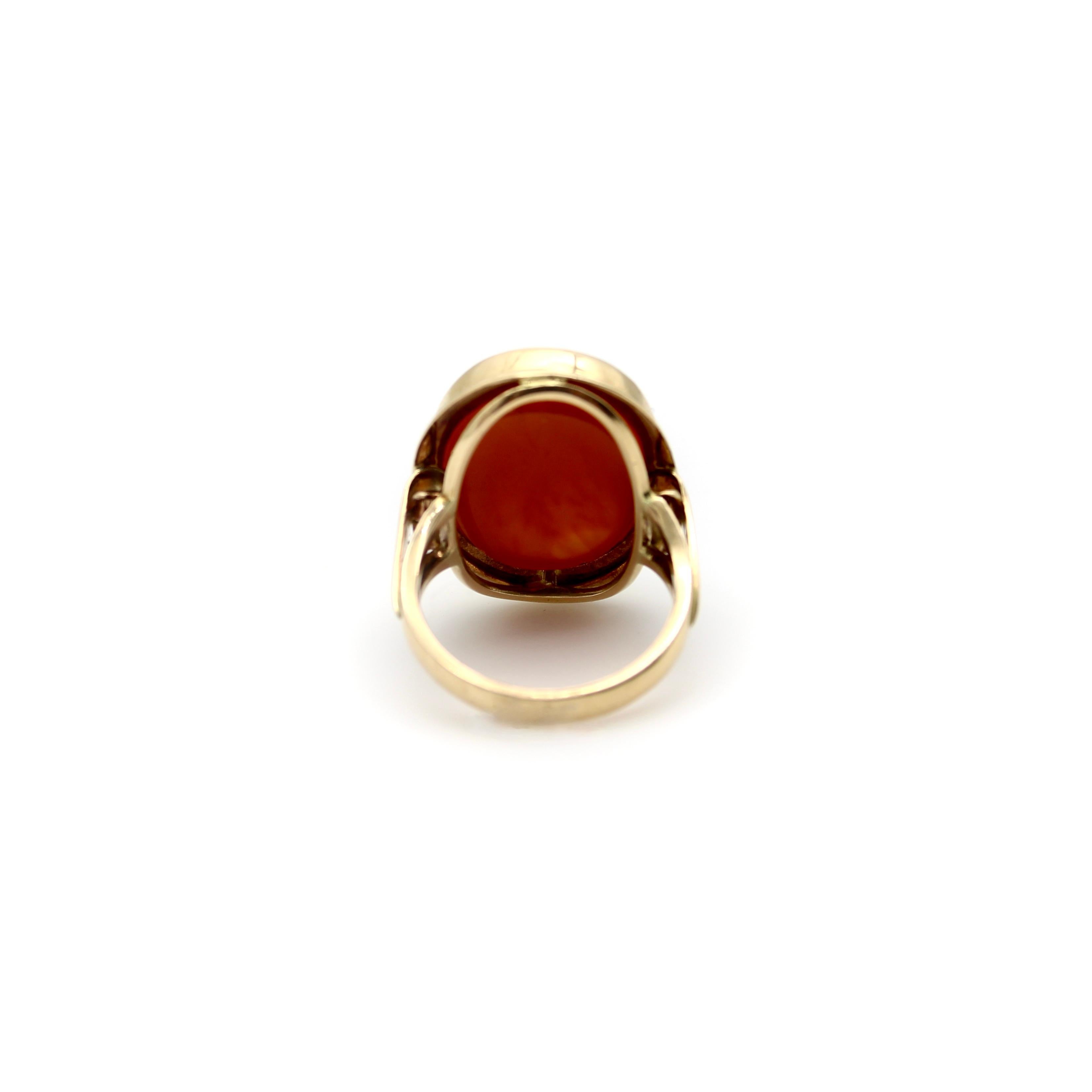 Tumbled Victorian 14k Gold Banded Agate Intaglio Signet Ring with Shield For Sale